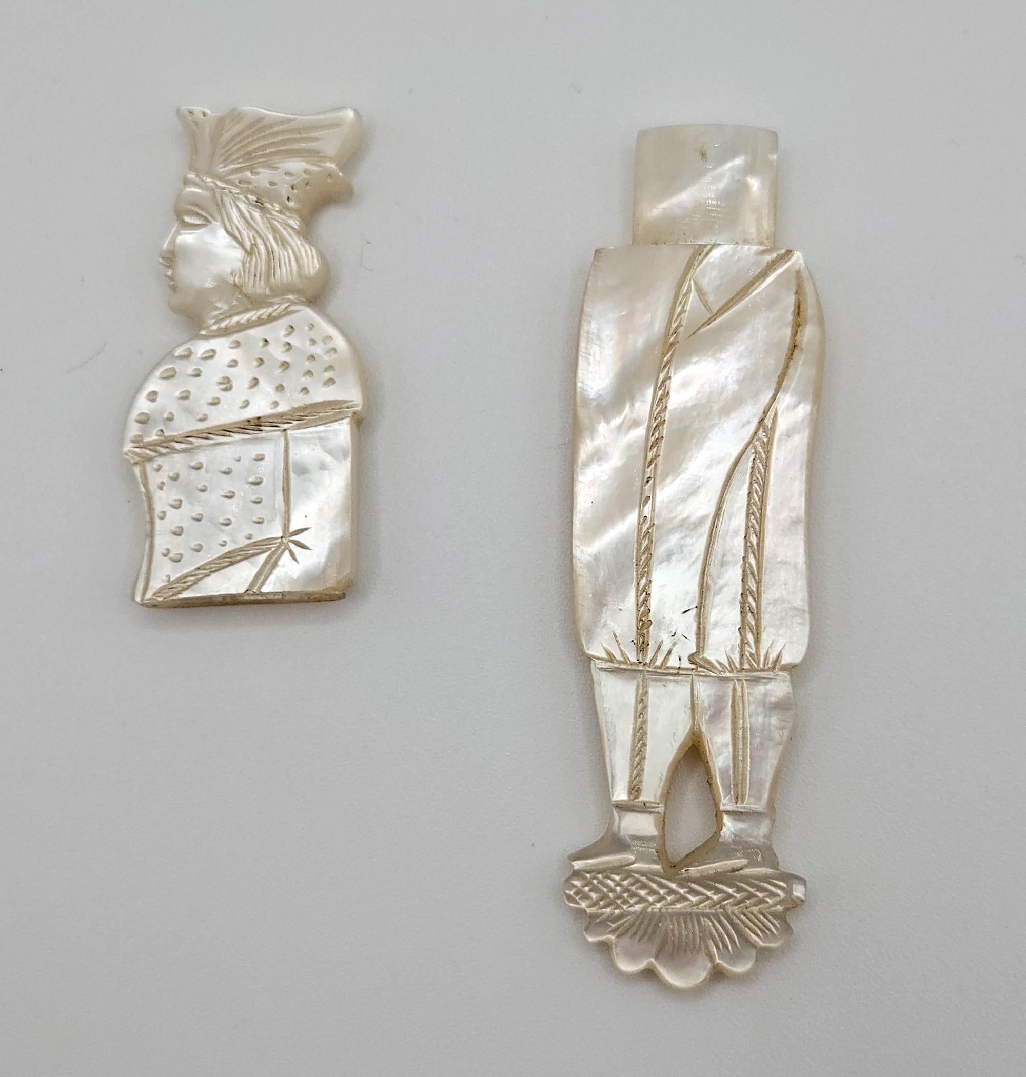 Ein seltenes und sehr hochwertiges antikes figurales Palais Royal Perlmutt-Nadelgehäuse, handgeschnitzt in Form eines jungen Mannes, der einen Hut im Stil der Renaissance trägt, hergestellt in Paris, Frankreich, um 1820. Figurale Stecknadelkästen