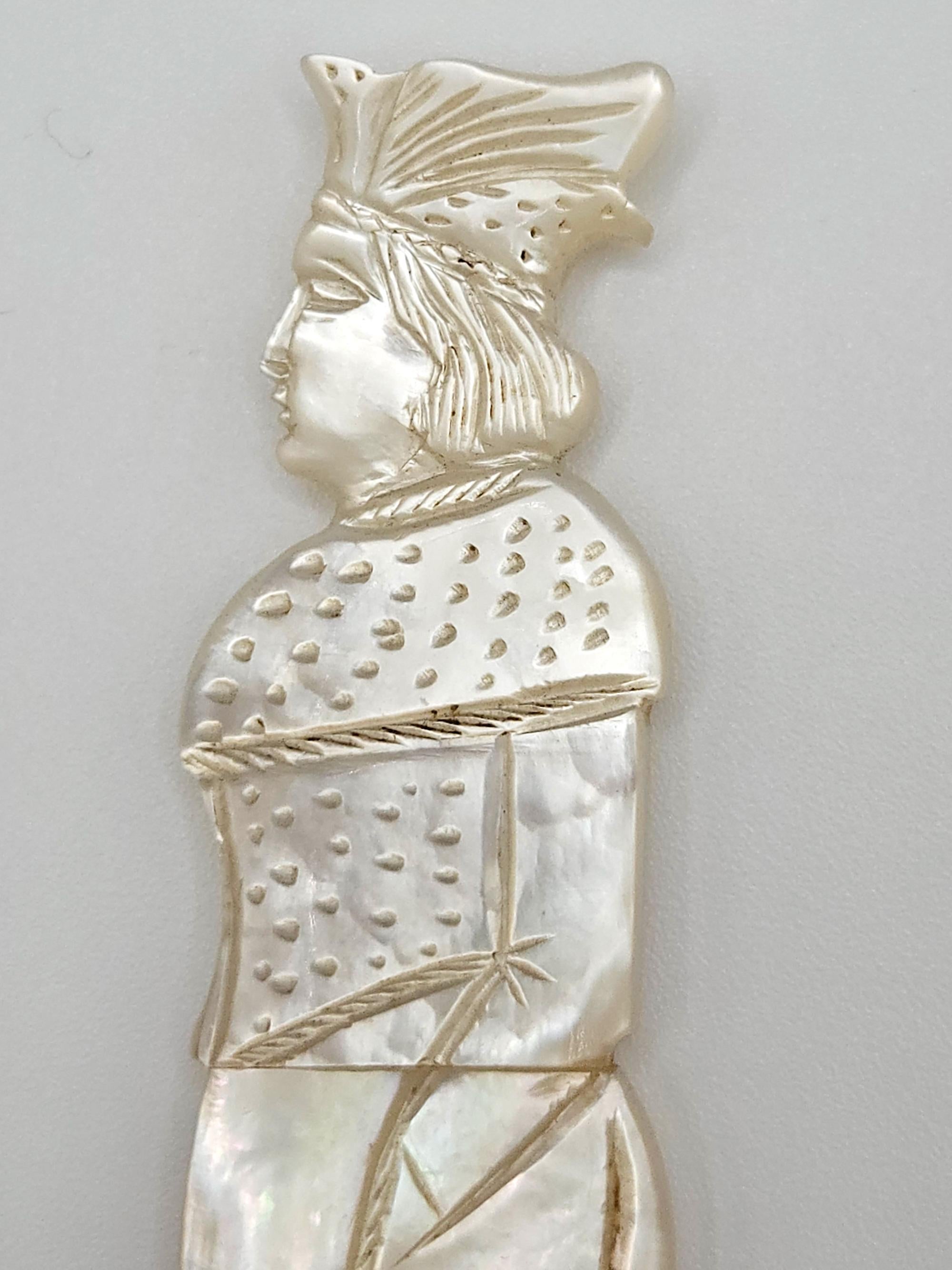 Palais Royal Handgeschnitztes figurales Nadelfach aus Perlmutt, Frankreich um 1820 (Restauration) im Angebot