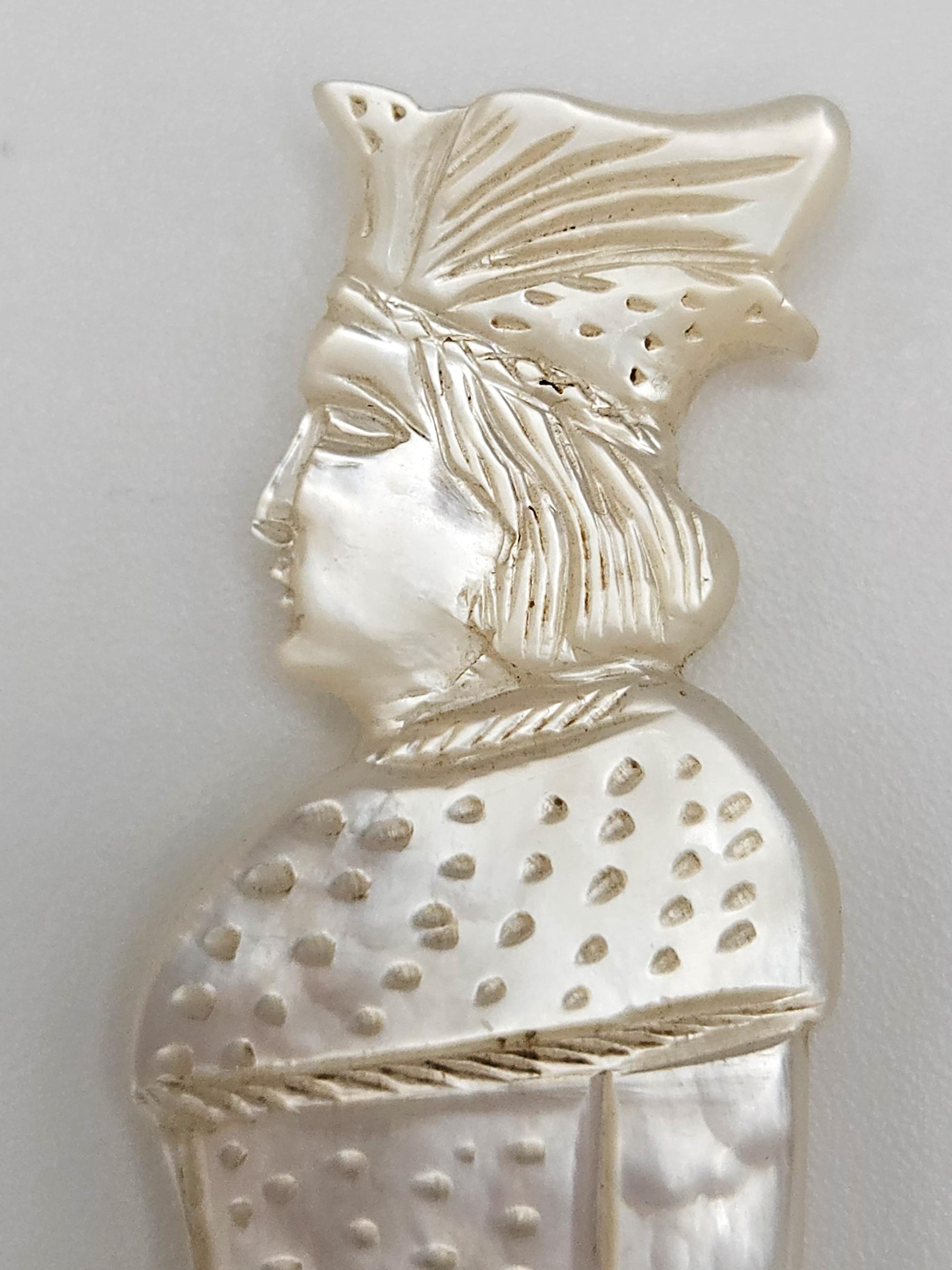 Palais Royal Handgeschnitztes figurales Nadelfach aus Perlmutt, Frankreich um 1820 (Französisch) im Angebot