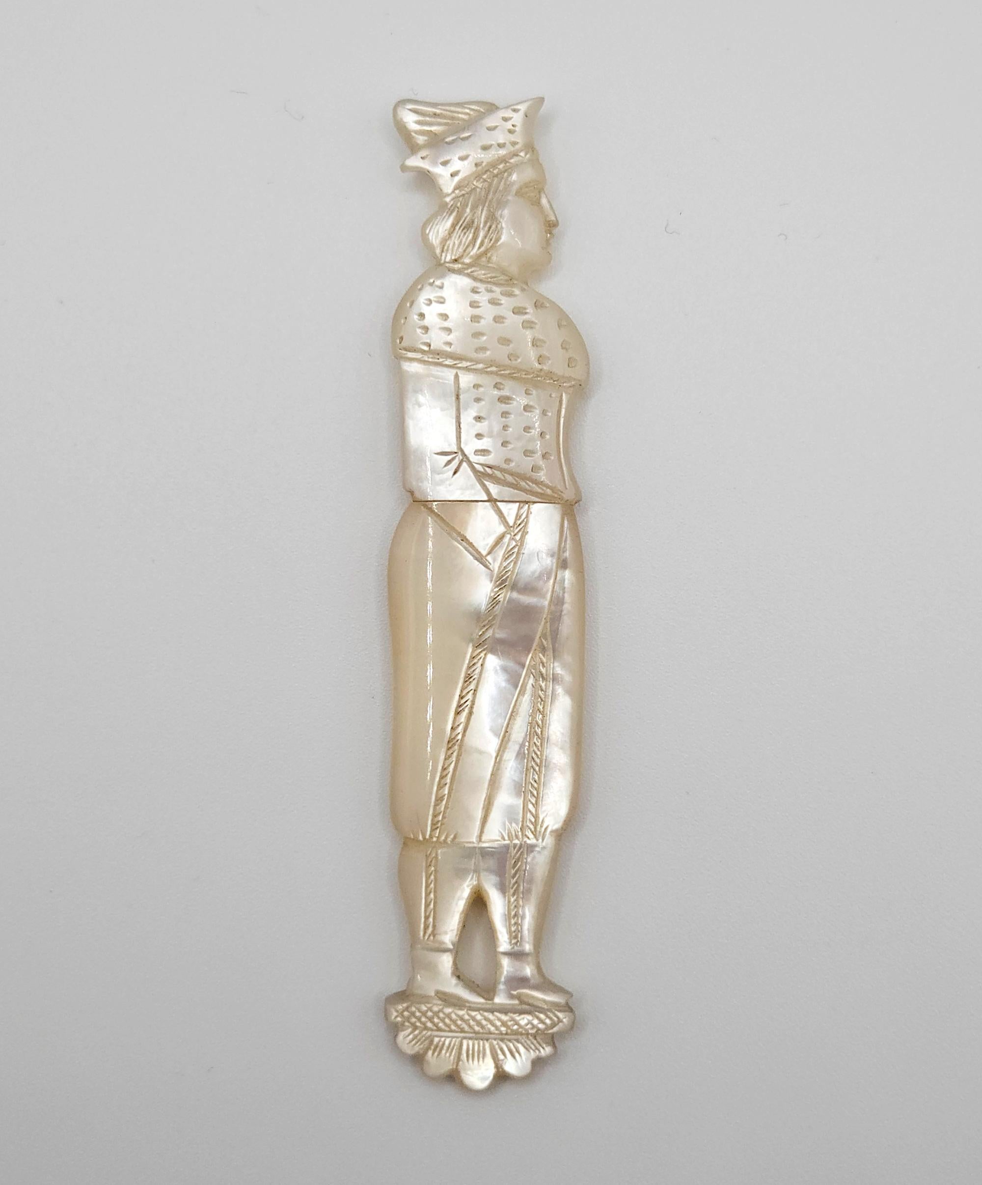 Palais Royal Handgeschnitztes figurales Nadelfach aus Perlmutt, Frankreich um 1820 im Zustand „Hervorragend“ im Angebot in London, GB