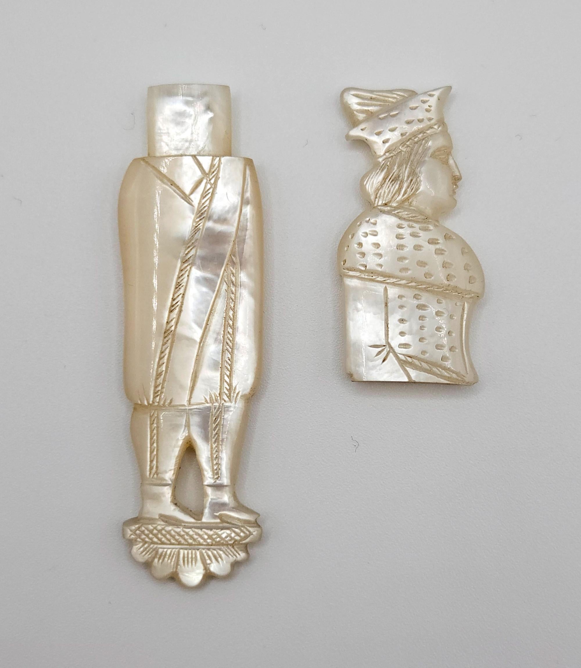 Palais Royal Handgeschnitztes figurales Nadelfach aus Perlmutt, Frankreich um 1820 (19. Jahrhundert) im Angebot