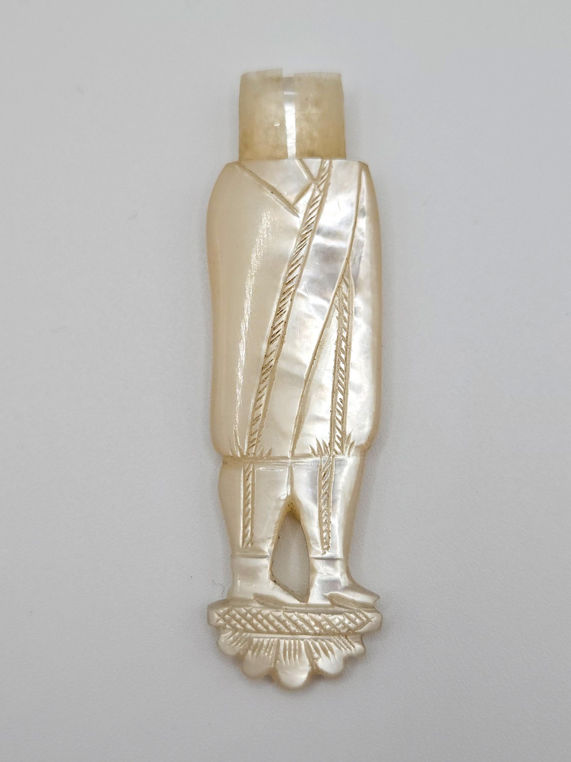 Palais Royal Handgeschnitztes figurales Nadelfach aus Perlmutt, Frankreich um 1820 im Angebot 1