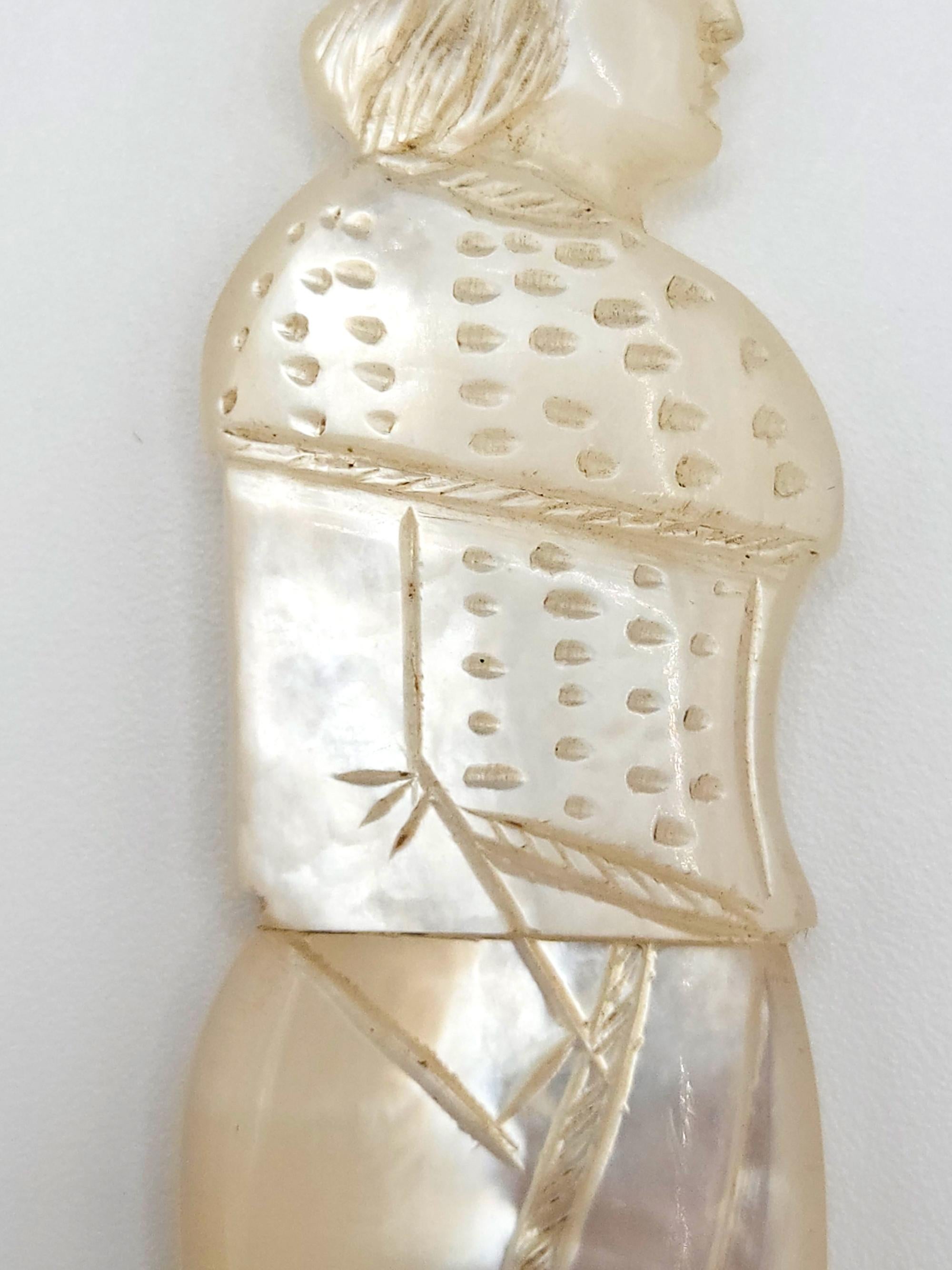 Palais Royal Handgeschnitztes figurales Nadelfach aus Perlmutt, Frankreich um 1820 im Angebot 2