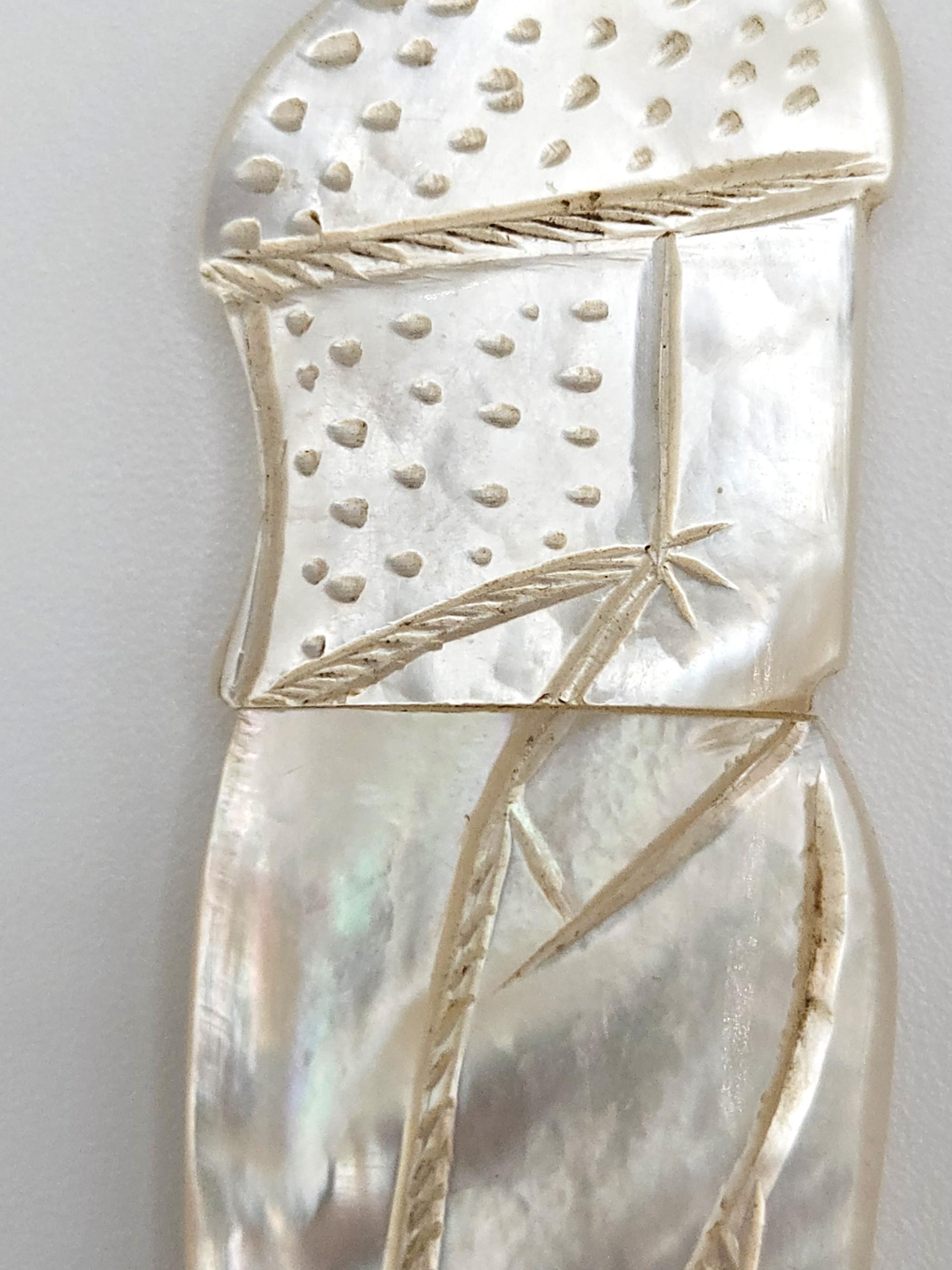 Palais Royal Handgeschnitztes figurales Nadelfach aus Perlmutt, Frankreich um 1820 im Angebot 3