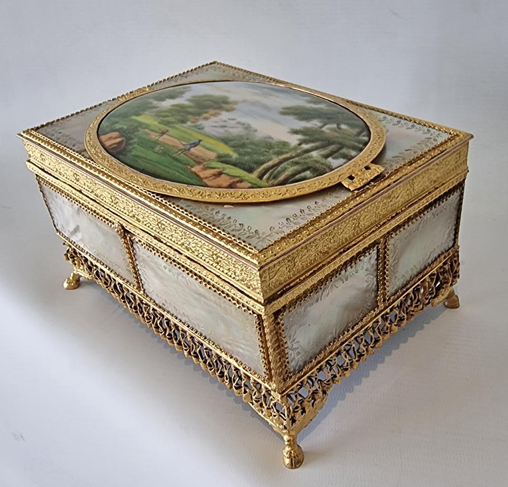 Français Boîte à bijoux en nacre, bronze doré et porcelaine peinte du Palais Royal en vente