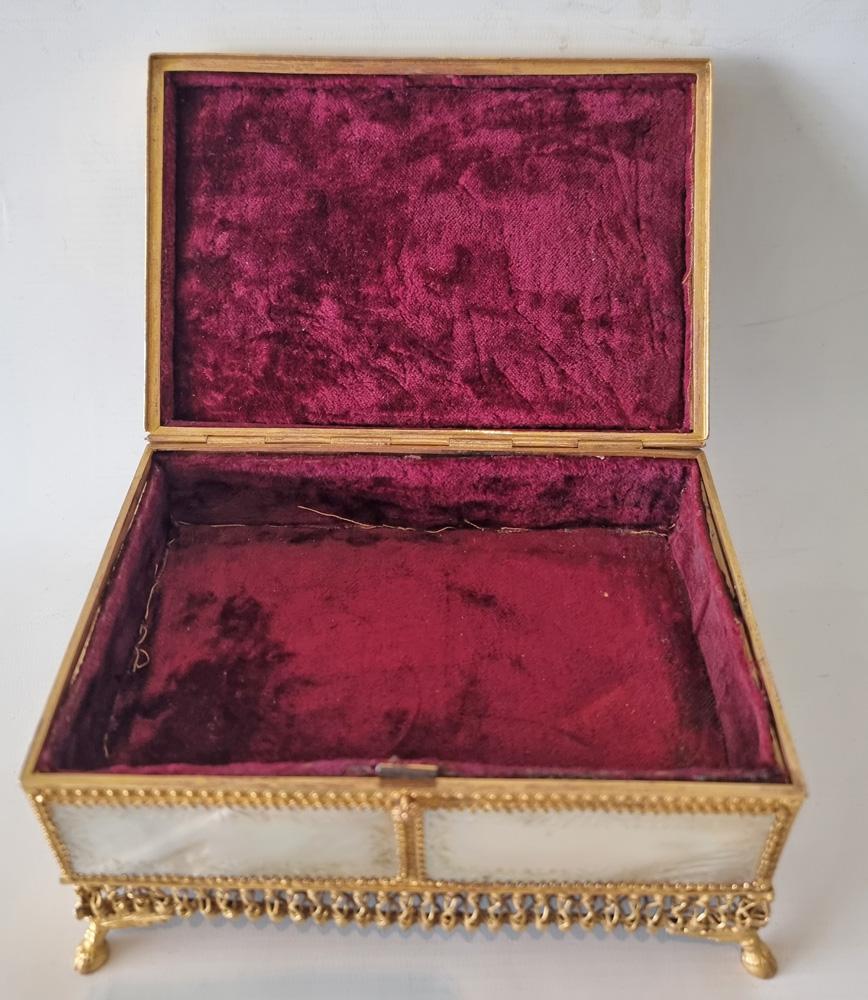 Boîte à bijoux en nacre, bronze doré et porcelaine peinte du Palais Royal Bon état - En vente à London, GB