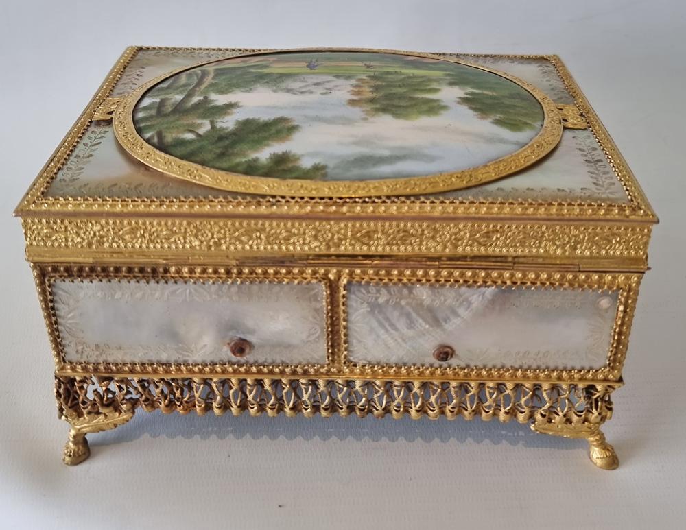 Milieu du XIXe siècle Boîte à bijoux en nacre, bronze doré et porcelaine peinte du Palais Royal en vente