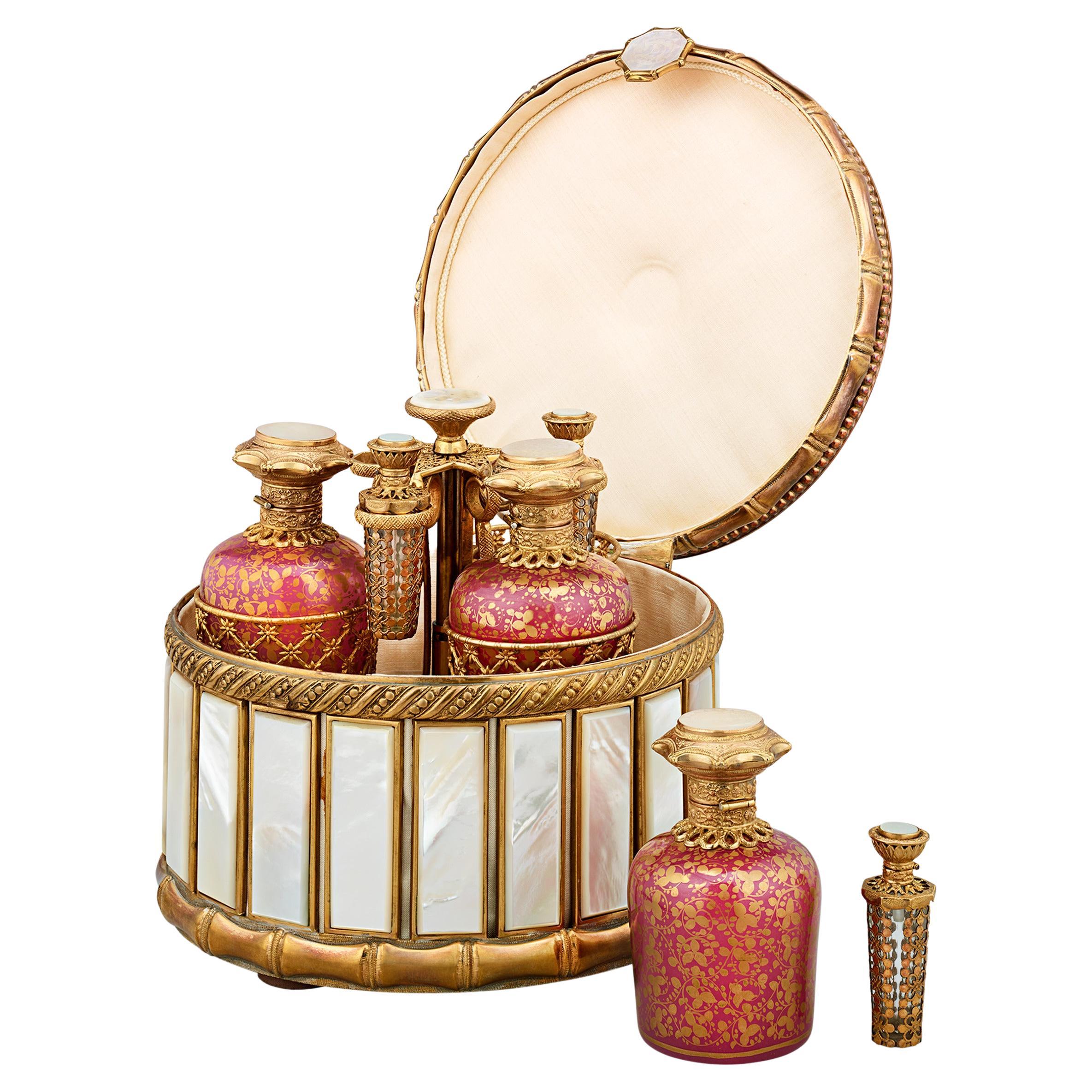 Boîte à parfum et flacons en nacre du Palais Royal en vente