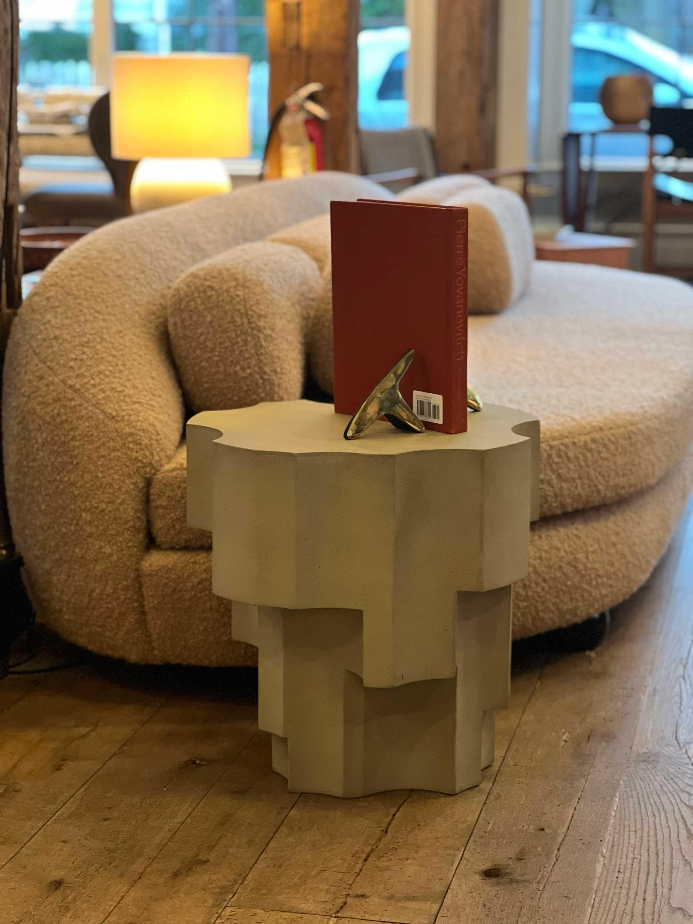 Il Palais Royal in Opio Orso di Pierre Augustin Rose è un divano di lusso realizzato con tessuti pregiati e materiali di qualità. Il suo design contemporaneo e le sue comode sedute lo rendono un'aggiunta perfetta a qualsiasi salotto. Goditi