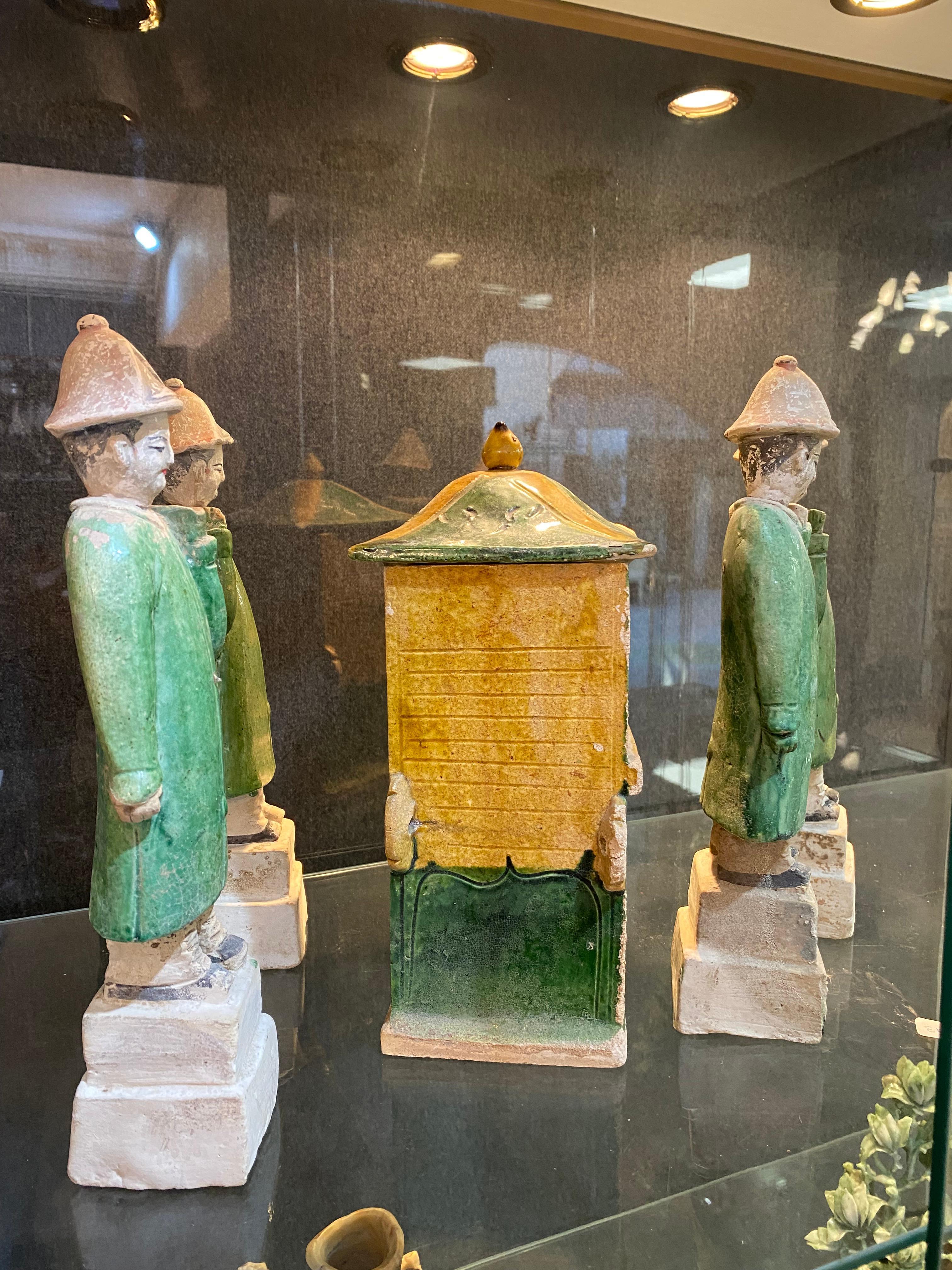 Palanquin und seine Träger 
Terrakotta glasiert
5 Stück 
Ming-Zeit (1368-1644)
Abbildung: H31 x B 6,5 x T 6,5 cm 
Sänfte : H 29 x B 16 x T 12 cm
Thermolumineszenztest
Seltene 
Sehr guter Zustand 
5500 Euro