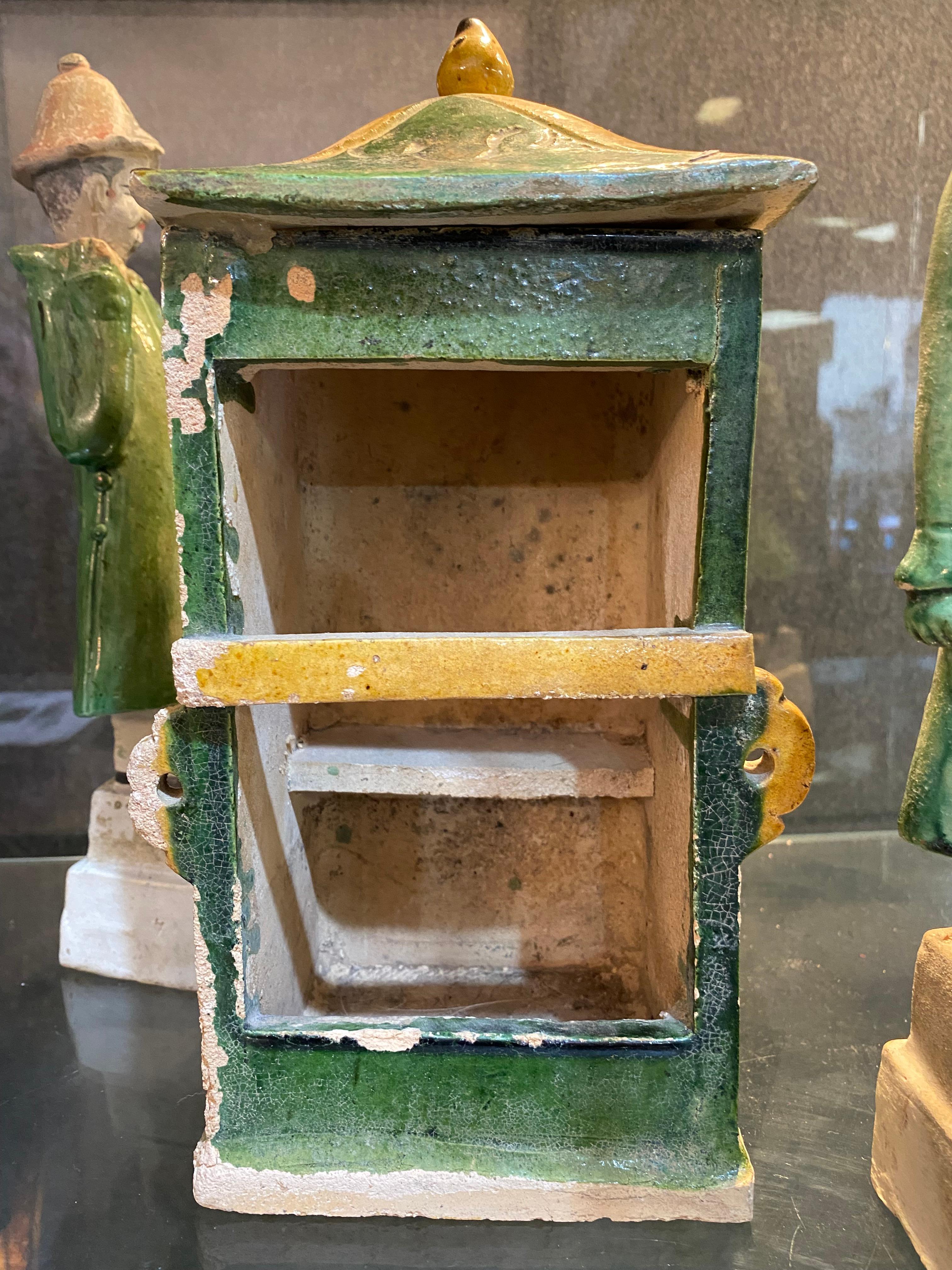 Il palanchino e i suoi portatori  Terracotta smaltata in vendita 1