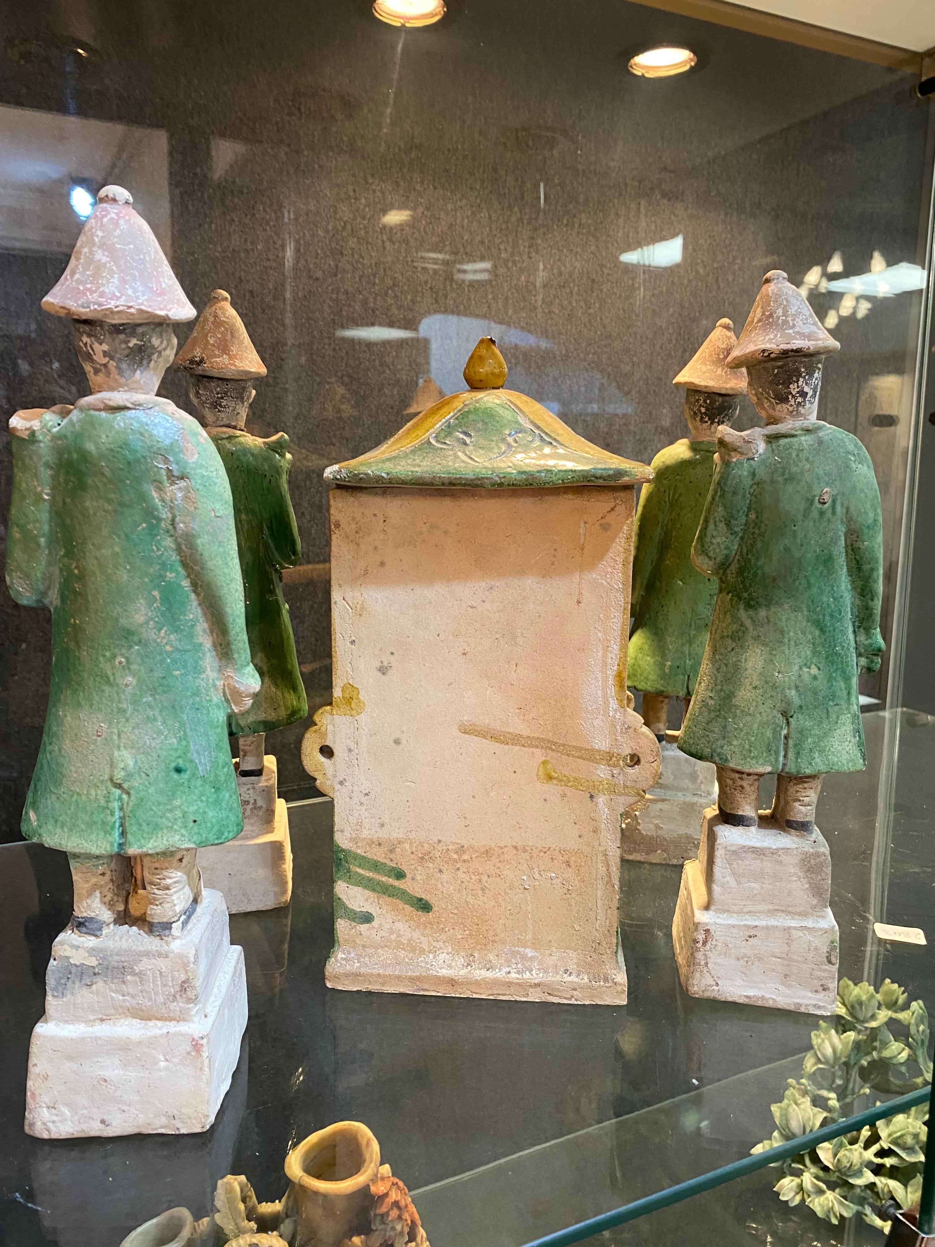 Il palanchino e i suoi portatori  Terracotta smaltata in vendita 2
