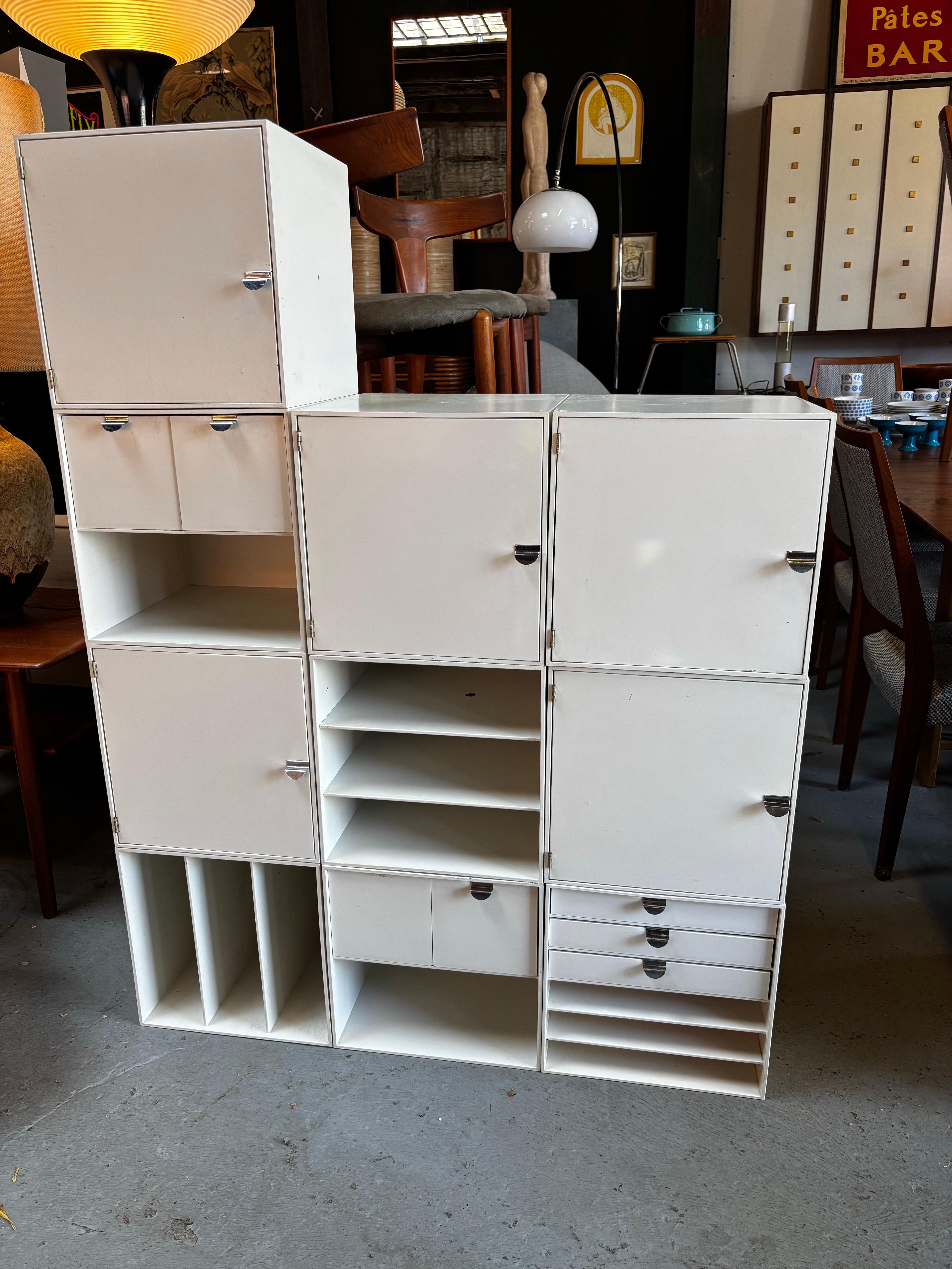 Sistema impilabile 10 pezzi Palaset White.  Le possibilità di configurazione di questo sistema sono infinite!  Perfetto da utilizzare in diversi punti della casa!  I Can possono essere ruotati e le maniglie spostate per far funzionare l'unità al