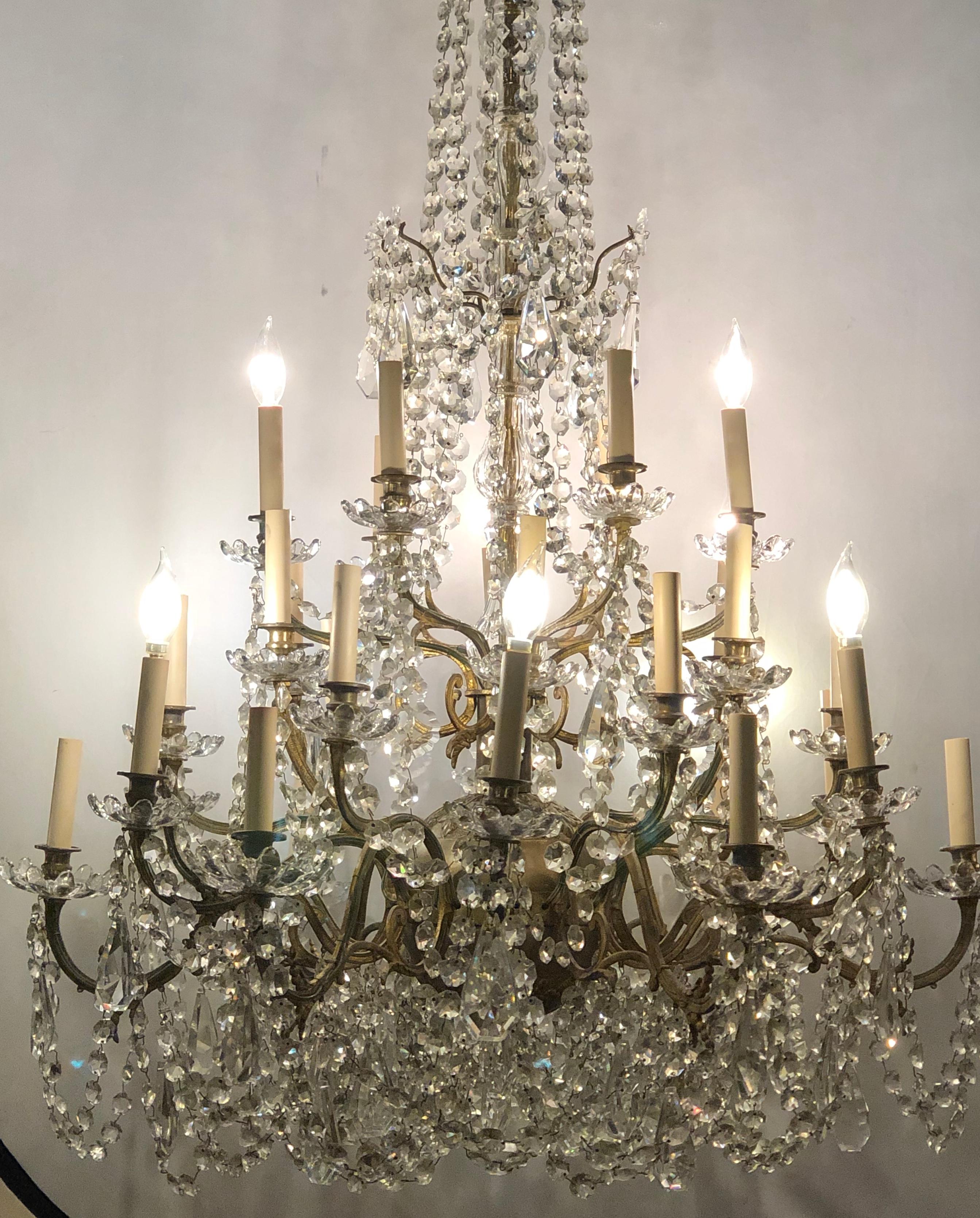 Palastlicher Kronleuchter mit dreißig Lichtern aus Kristall und Messing in Säulenform aus dem 19. und 20. Jahrhundert (Louis XVI.) im Angebot