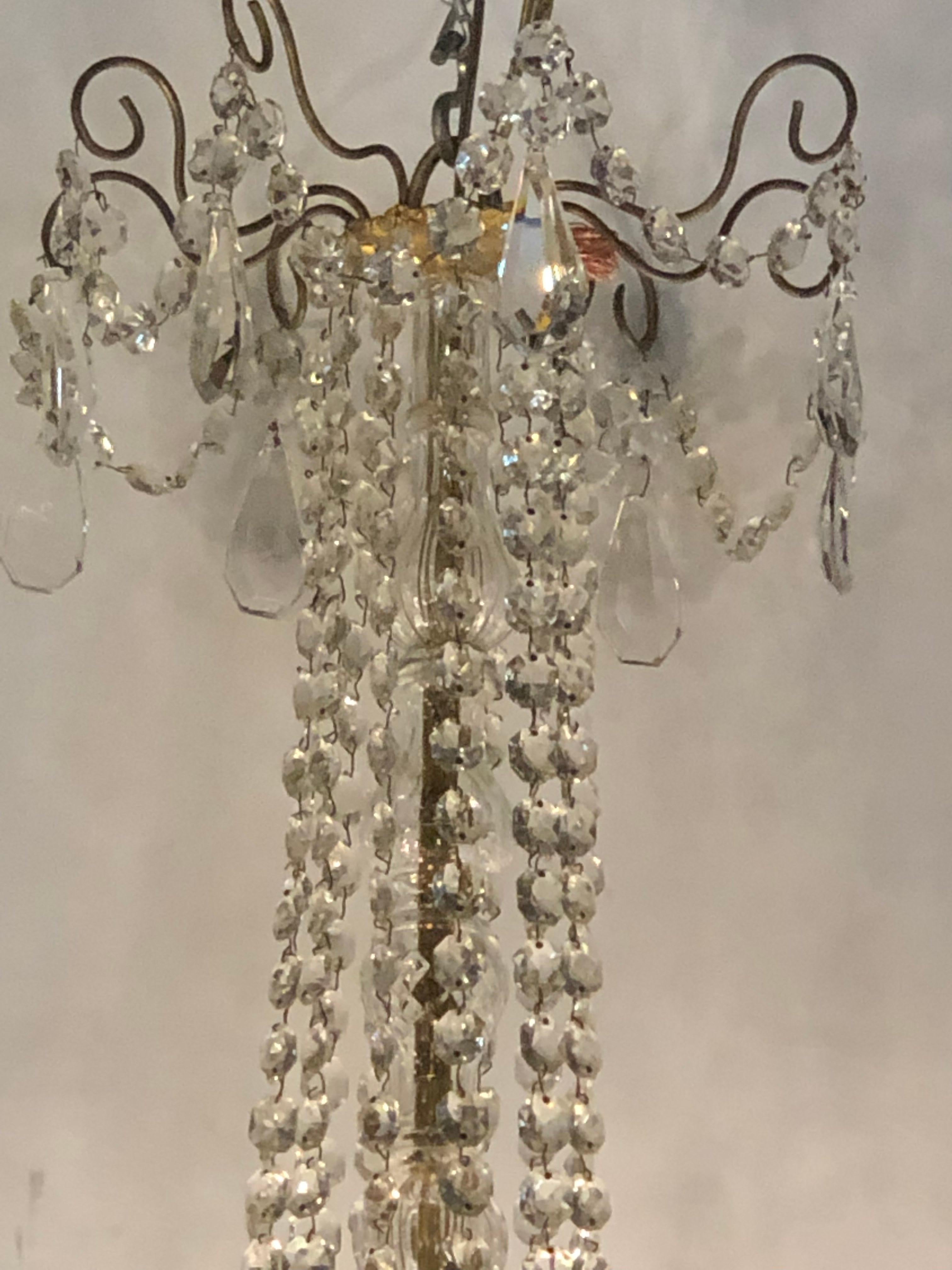 Palastlicher Kronleuchter mit dreißig Lichtern aus Kristall und Messing in Säulenform aus dem 19. und 20. Jahrhundert im Zustand „Gut“ im Angebot in Stamford, CT