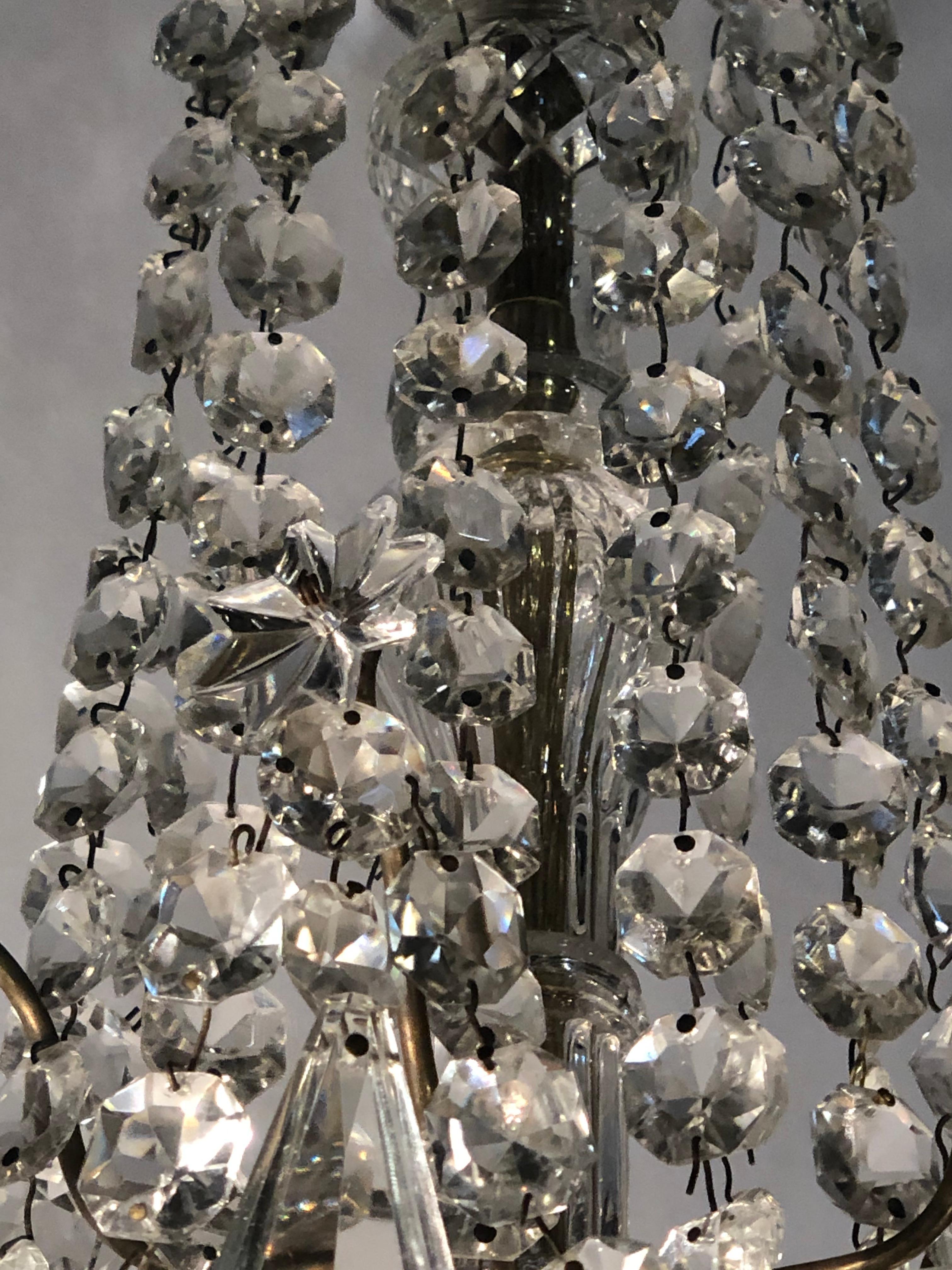 Palastlicher Kronleuchter mit dreißig Lichtern aus Kristall und Messing in Säulenform aus dem 19. und 20. Jahrhundert im Angebot 2