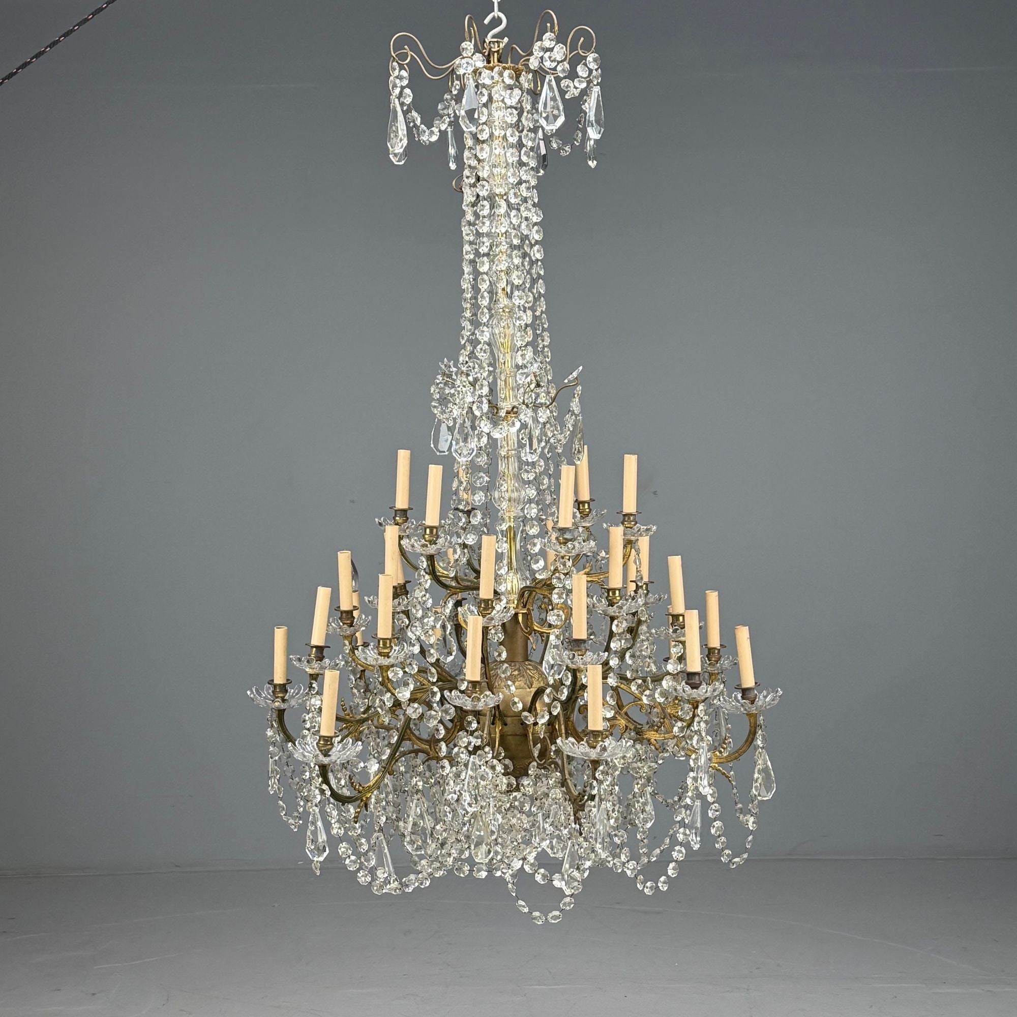 Un palazzo del 19°-20° secolo con lampadario a colonna in ottone e cristallo a trenta luci