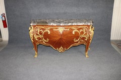 Cómoda palaciega Luis XV del s. XIX con tapa de mármol y montura de bronce, de Rosel