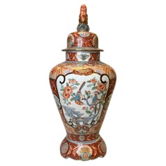 Vase palatial en porcelaine chinoise Qianlong du 19ème siècle avec couvercle et piédestal