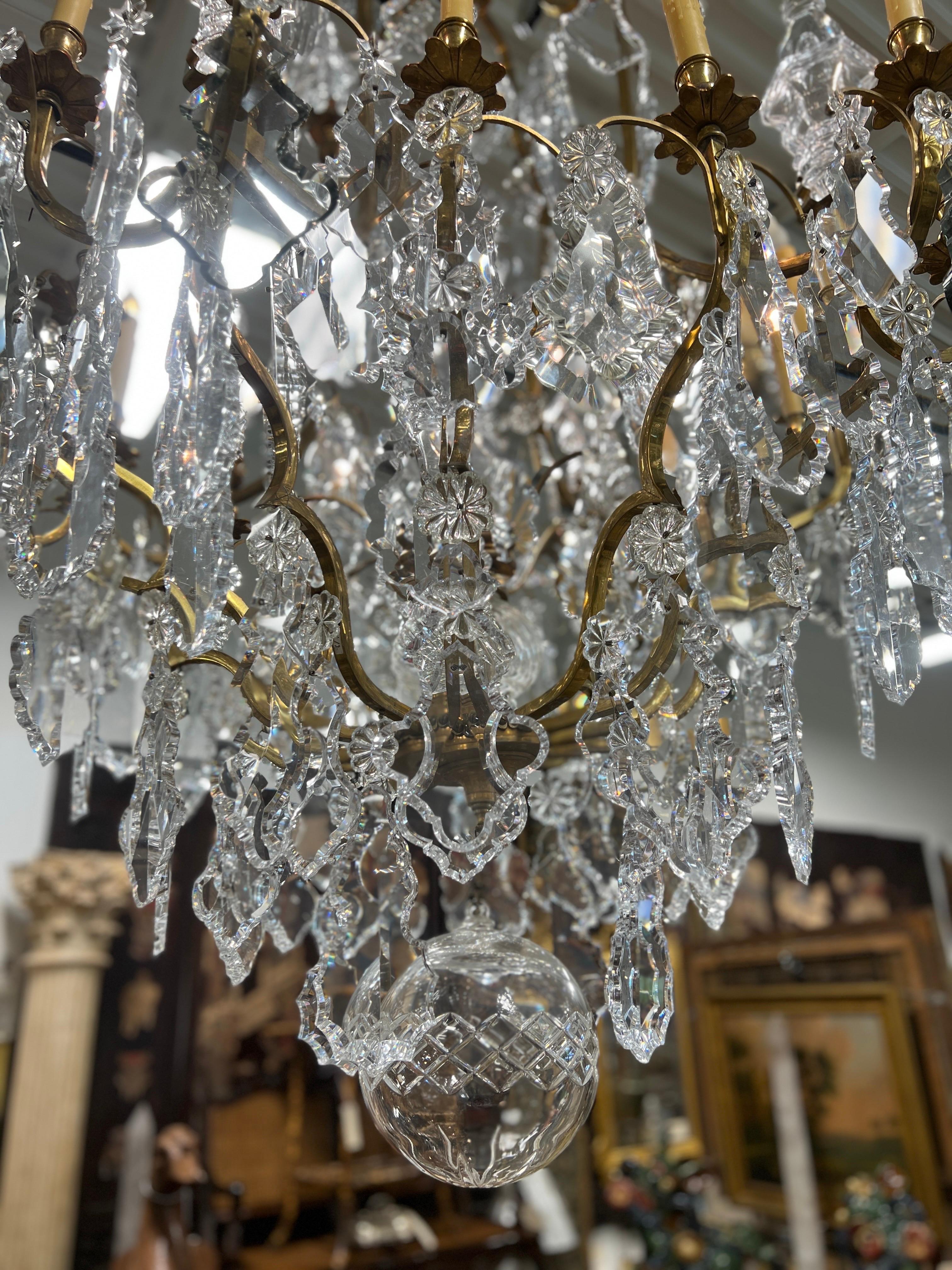 Palazzo del XIX secolo, lampadario francese Luigi XV in bronzo dorato e cristallo a 16 luci in vendita 7