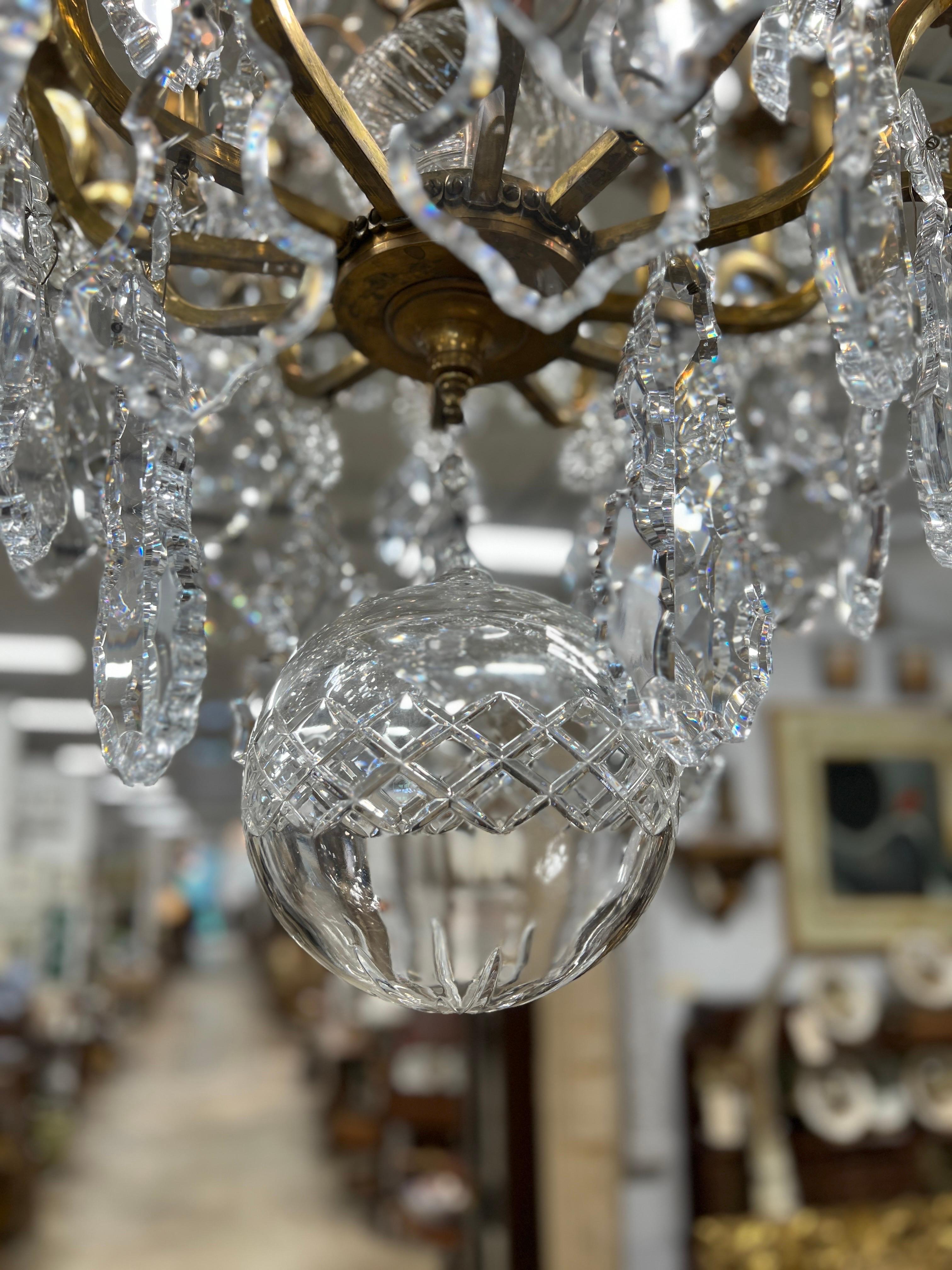 Palazzo del XIX secolo, lampadario francese Luigi XV in bronzo dorato e cristallo a 16 luci In condizioni buone in vendita a Atlanta, GA