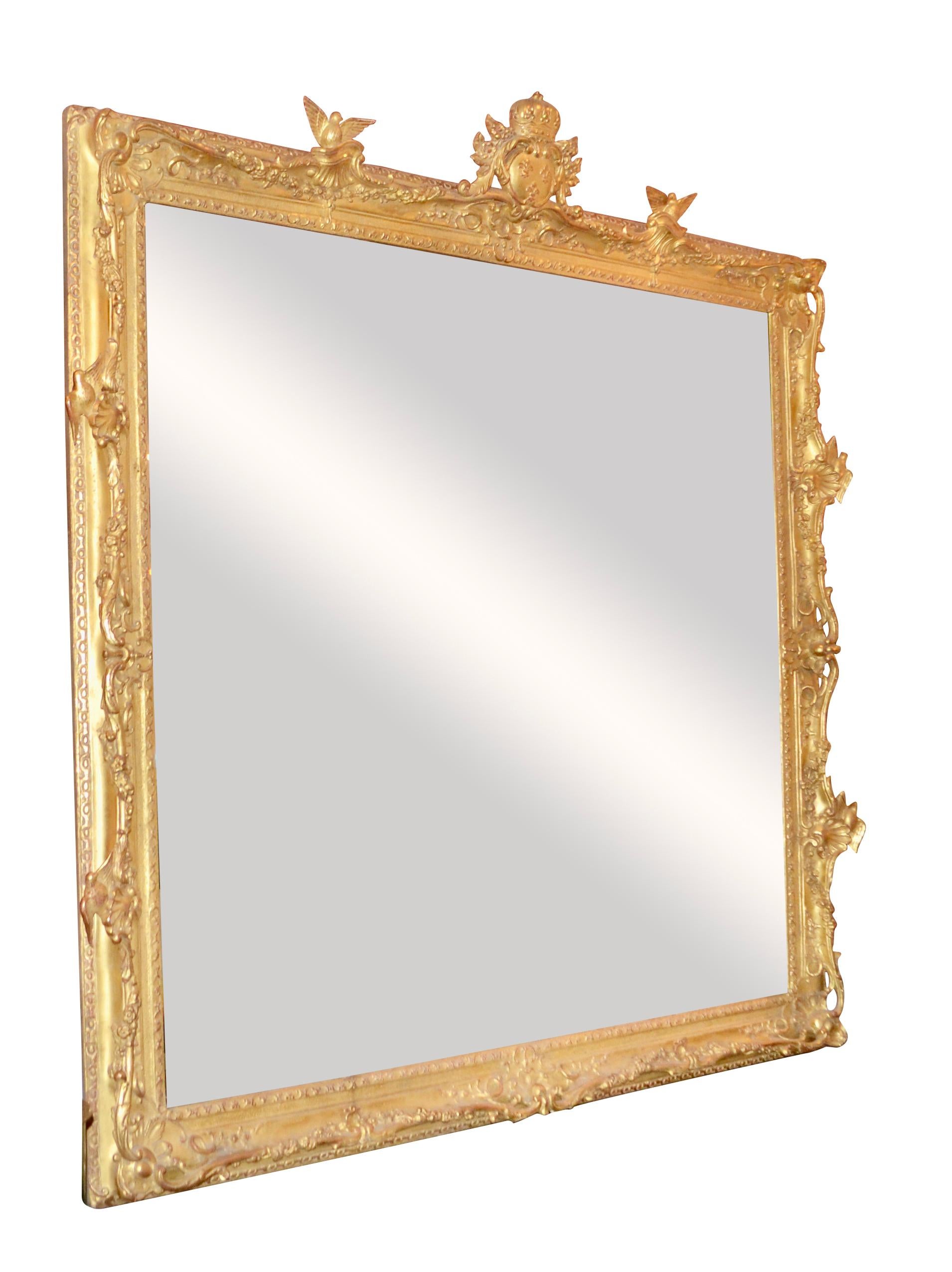 Sculpté à la main Miroir palatial en bois doré sculpté de style Louis XV du 19ème siècle français en vente
