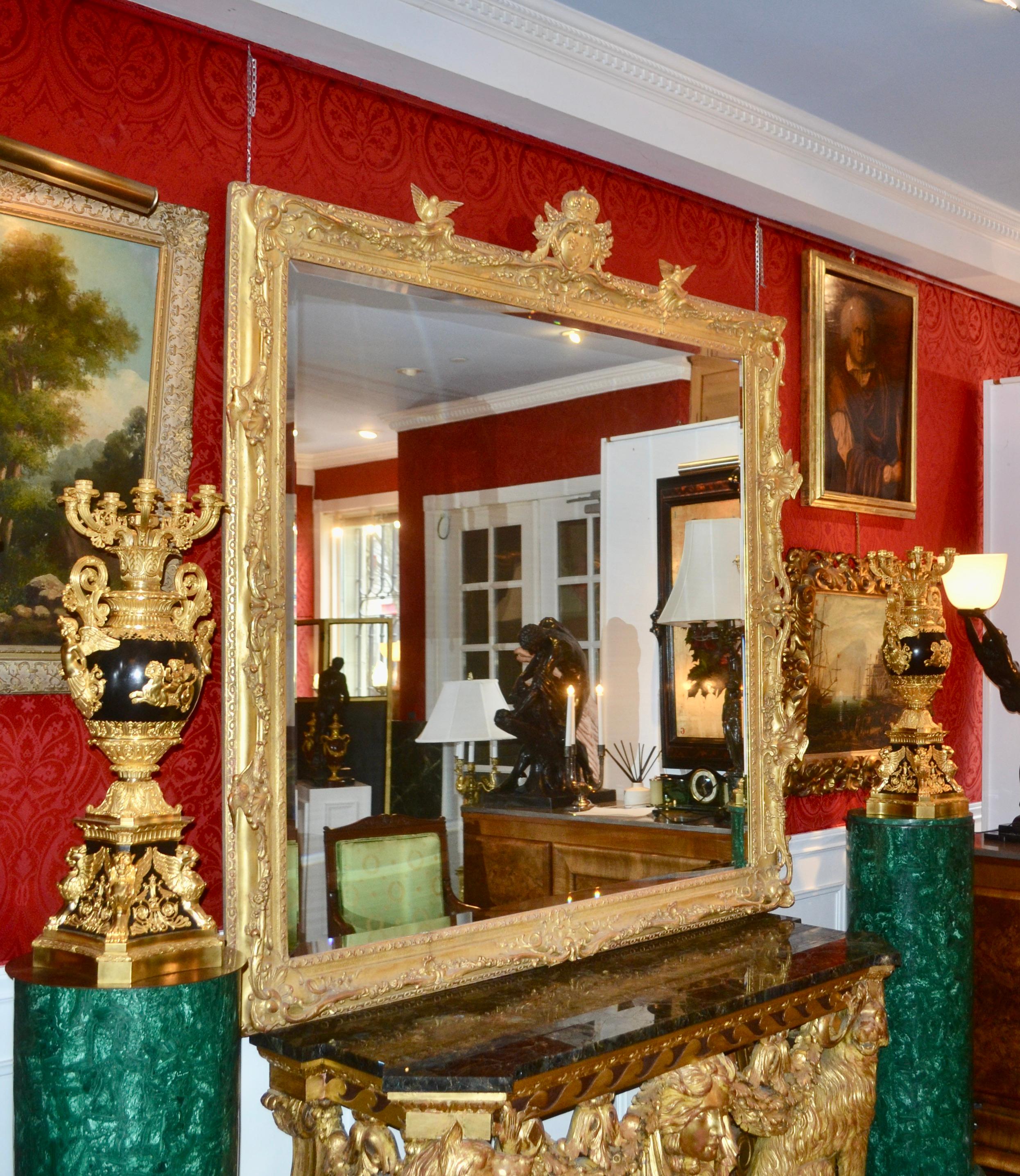 Miroir palatial en bois doré sculpté de style Louis XV du 19ème siècle français en vente 1