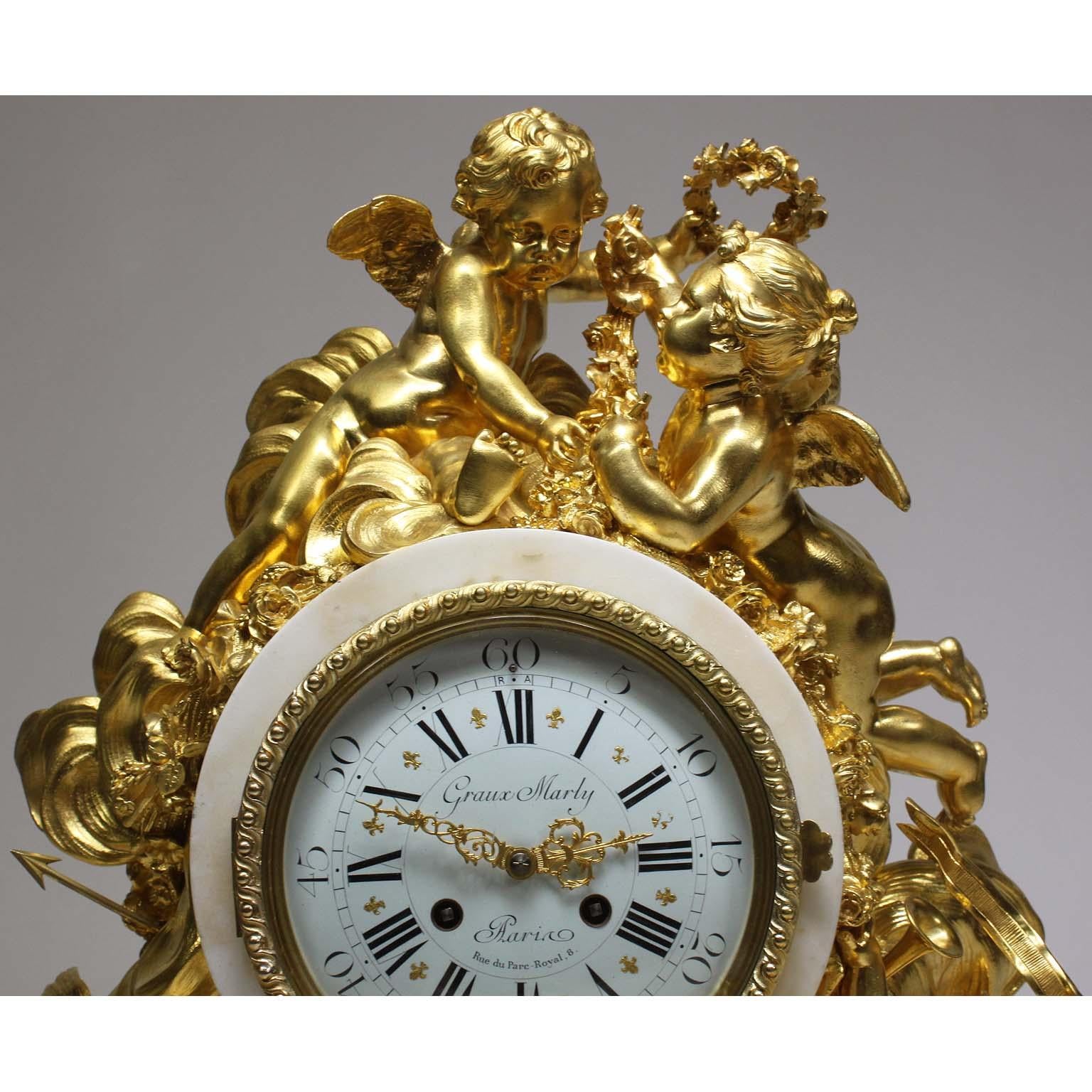 Importante et somptueuse pendule de cheminée en bronze doré et marbre blanc de style Louis XV, attribuée à Alfred-Emmanuel-Louis Beurdeley, la fonte et la dorure étant de Graux-Marly, Paris, le mouvement de P. Marti et Cie. Le grand et