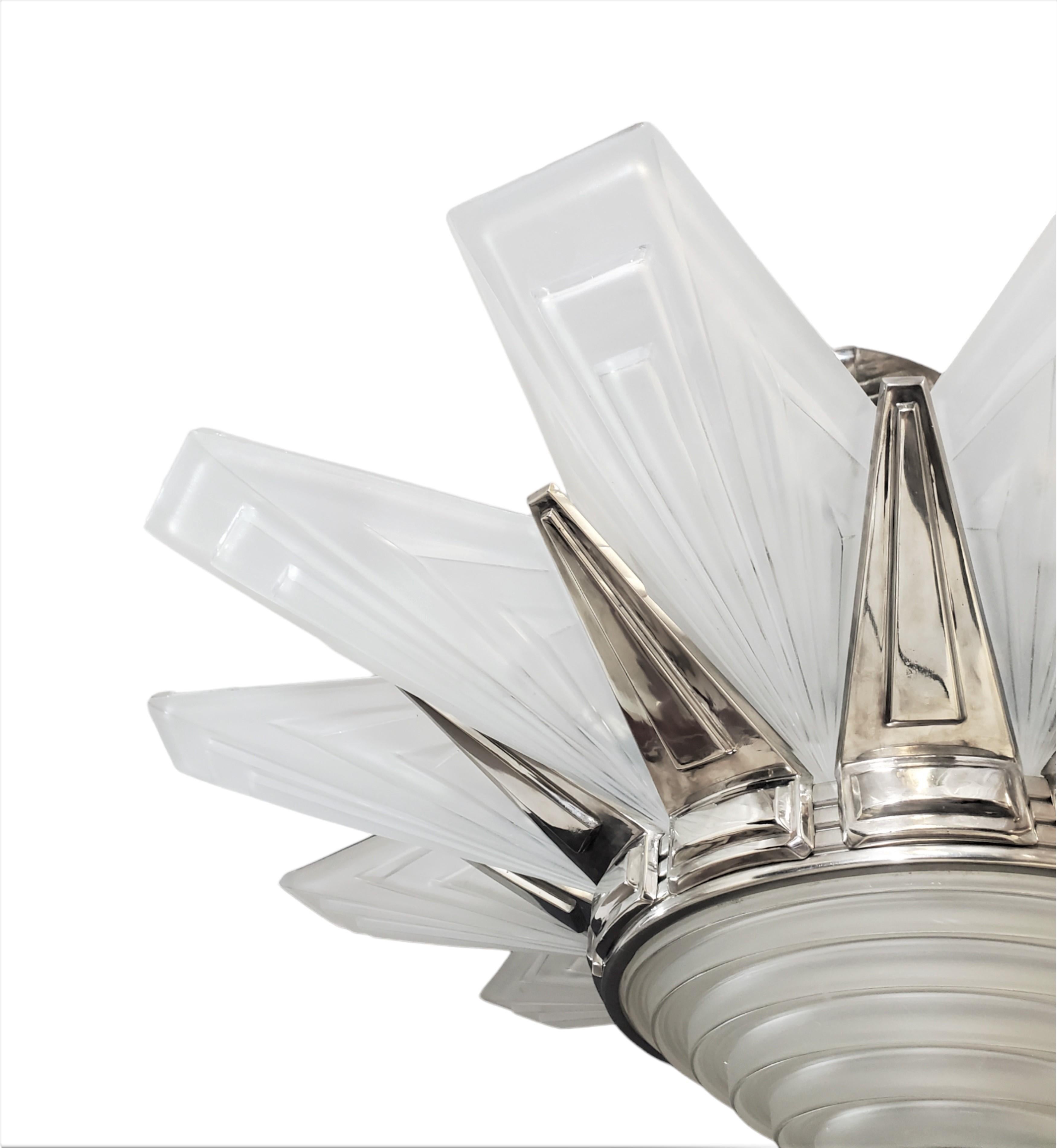Lustre Art déco Palatial à 12 panneaux en verre d'art dépoli et nickel en vente 4