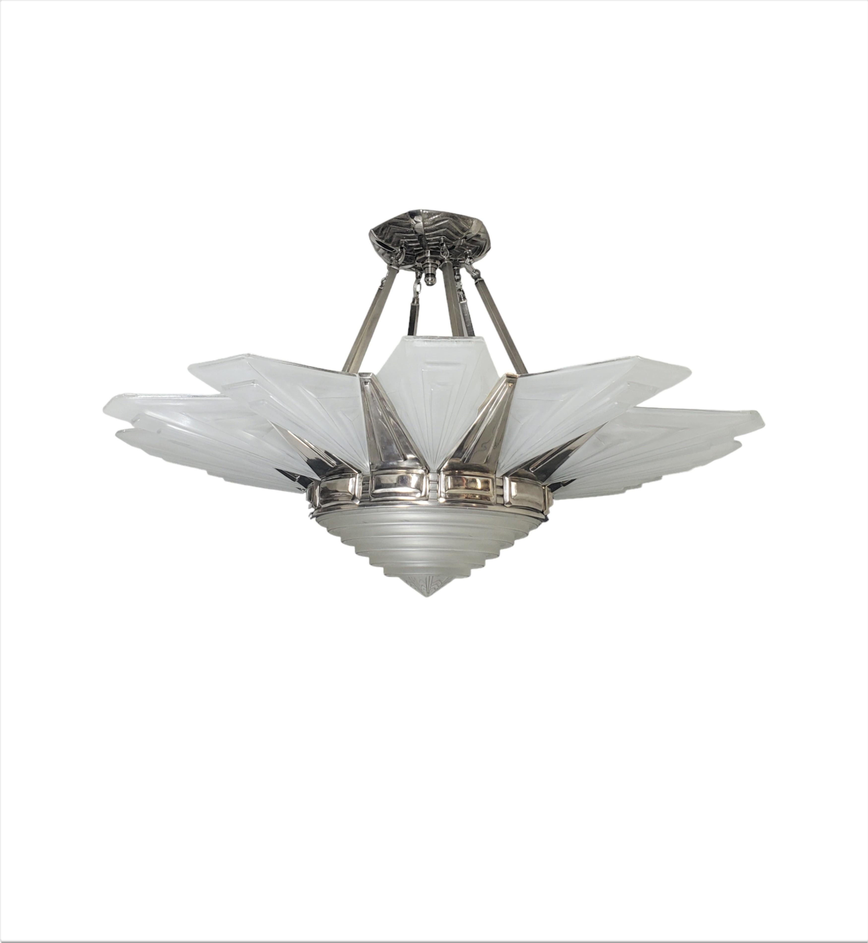 Lustre Art déco Palatial à 12 panneaux en verre d'art dépoli et nickel en vente 7