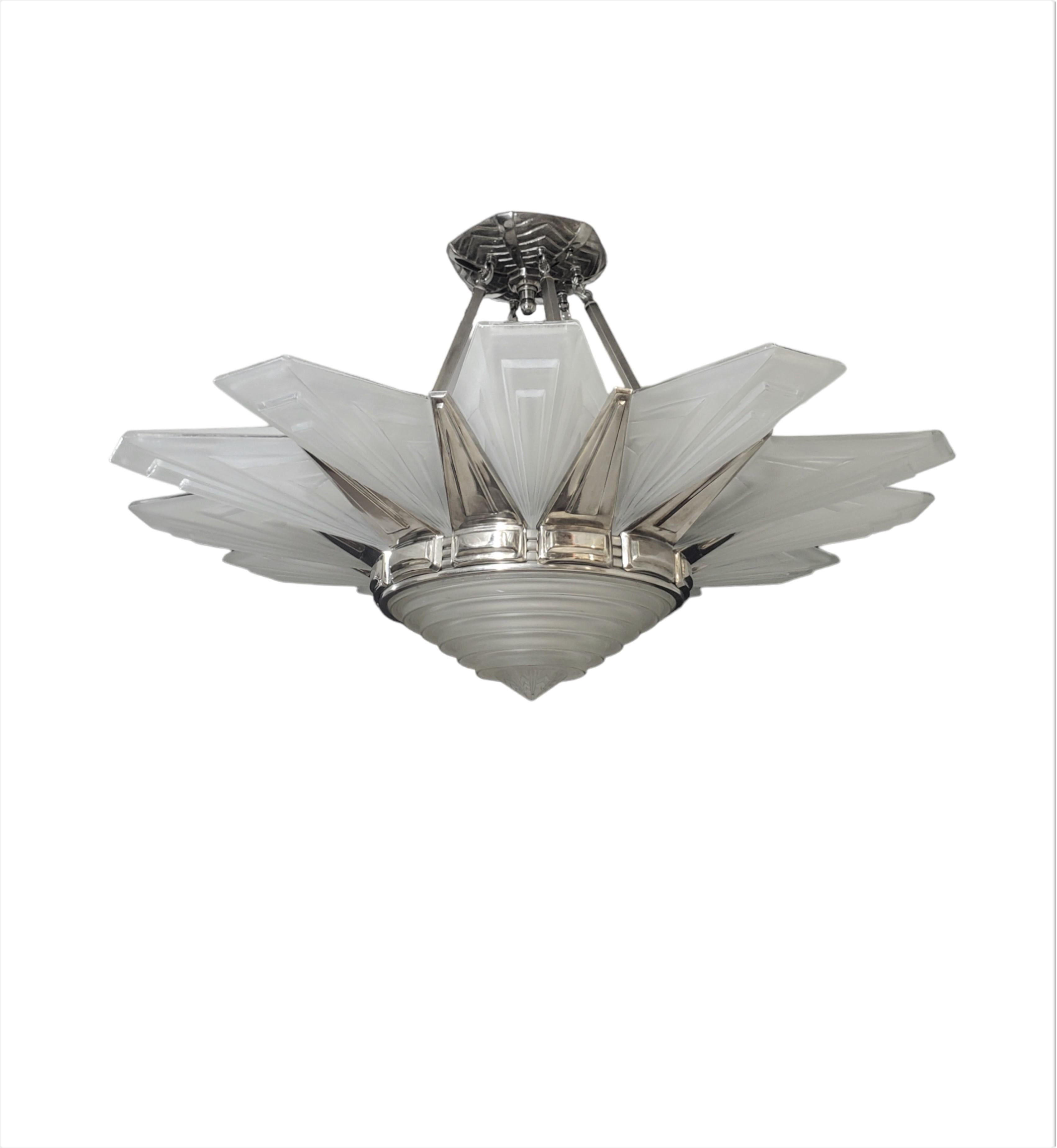 Lustre Art déco Palatial à 12 panneaux en verre d'art dépoli et nickel en vente 8