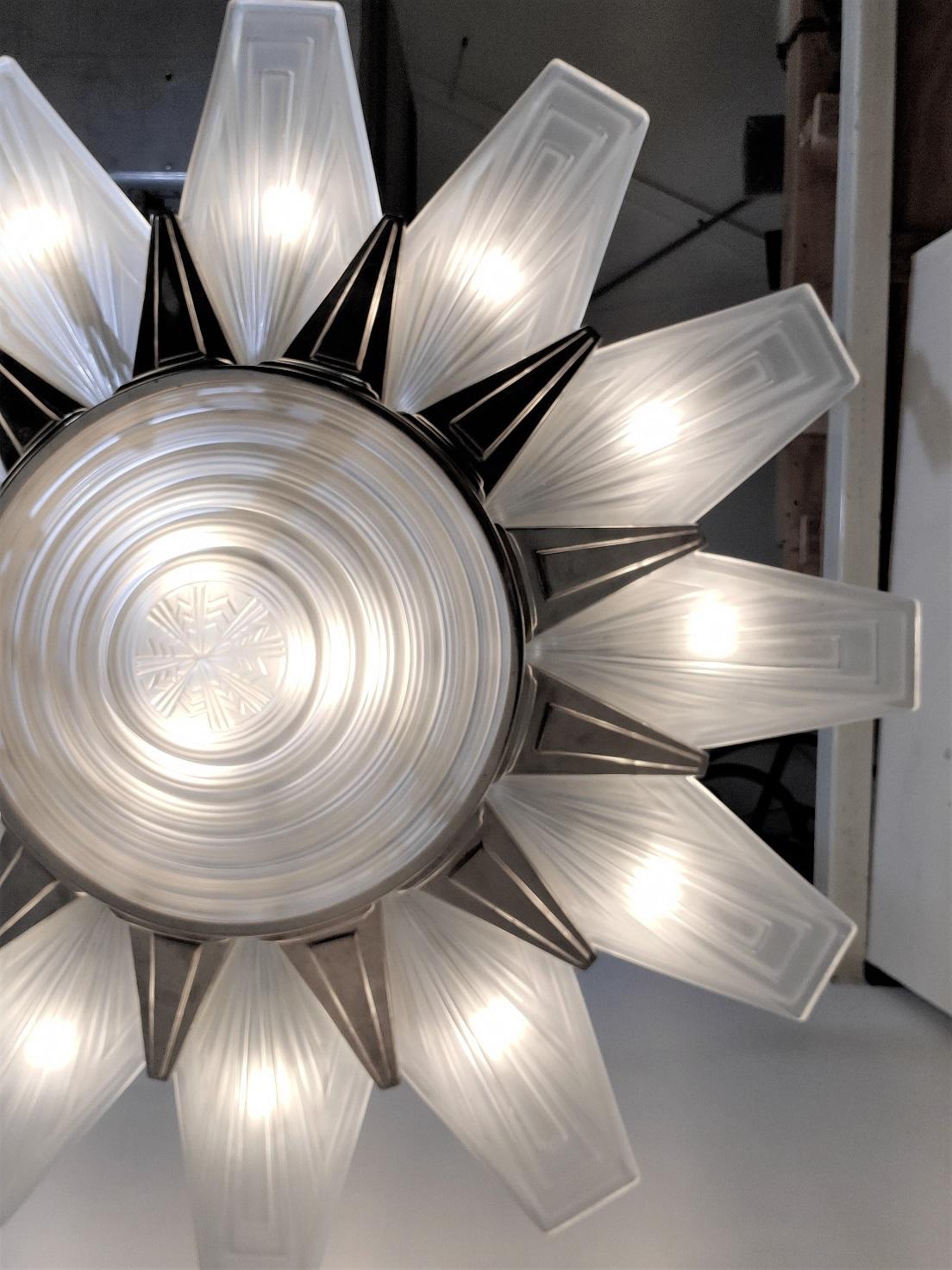 Lustre Art déco Palatial à 12 panneaux en verre d'art dépoli et nickel en vente 11