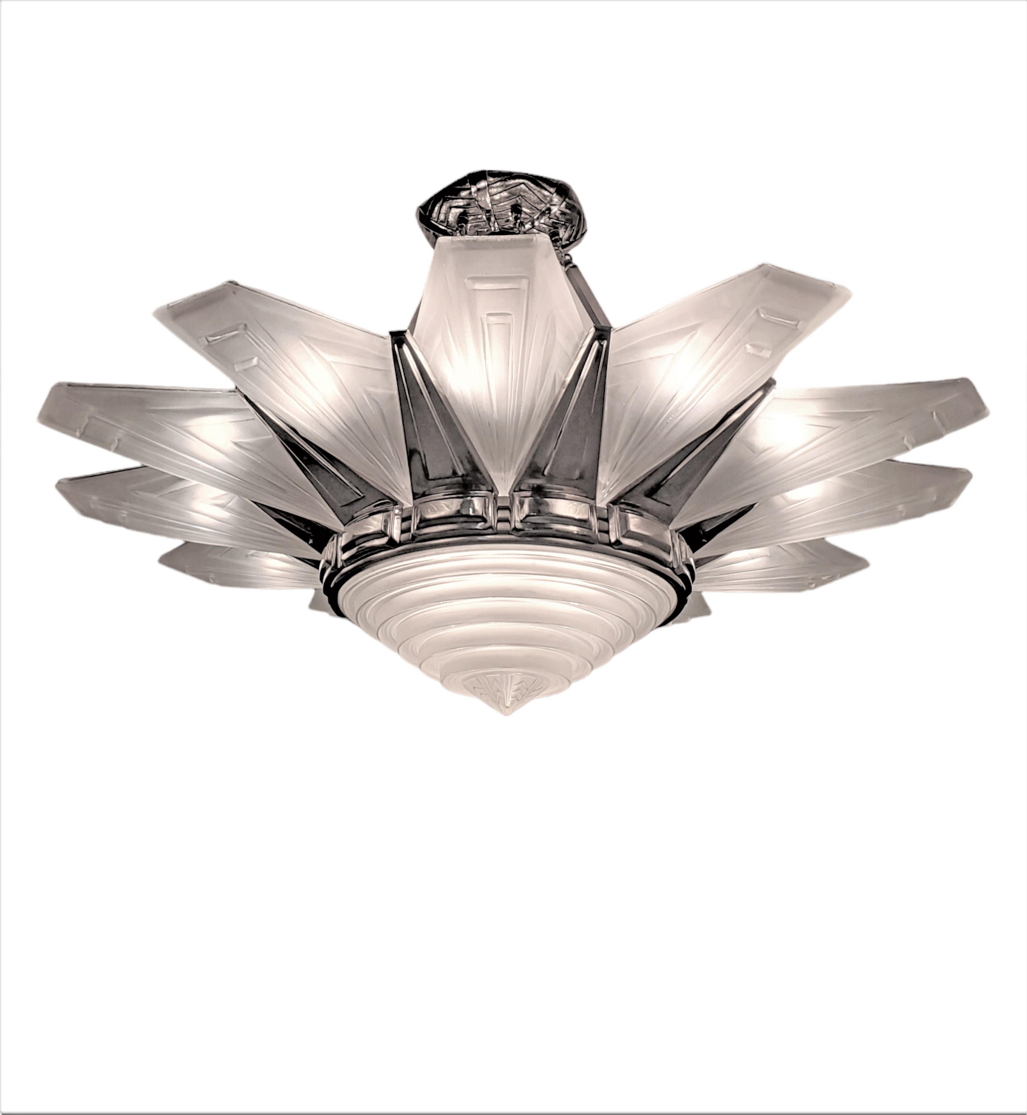 20ième siècle Lustre Art déco Palatial à 12 panneaux en verre d'art dépoli et nickel en vente