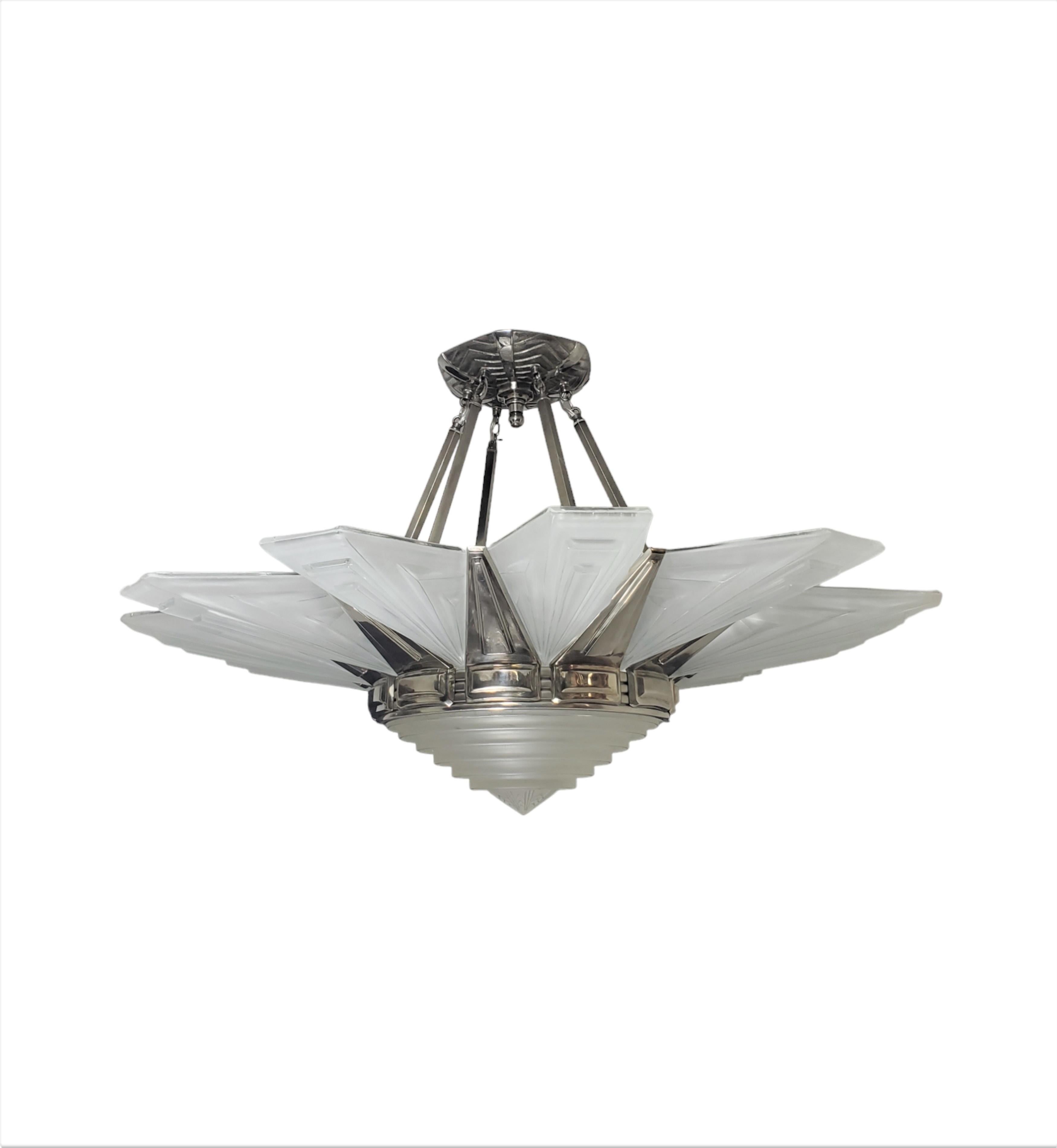 Lustre Art déco Palatial à 12 panneaux en verre d'art dépoli et nickel en vente 3