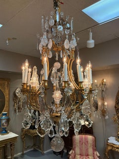 Lustre somptueux en bronze doré, orné de cristaux transparents comme de la roche et fumés