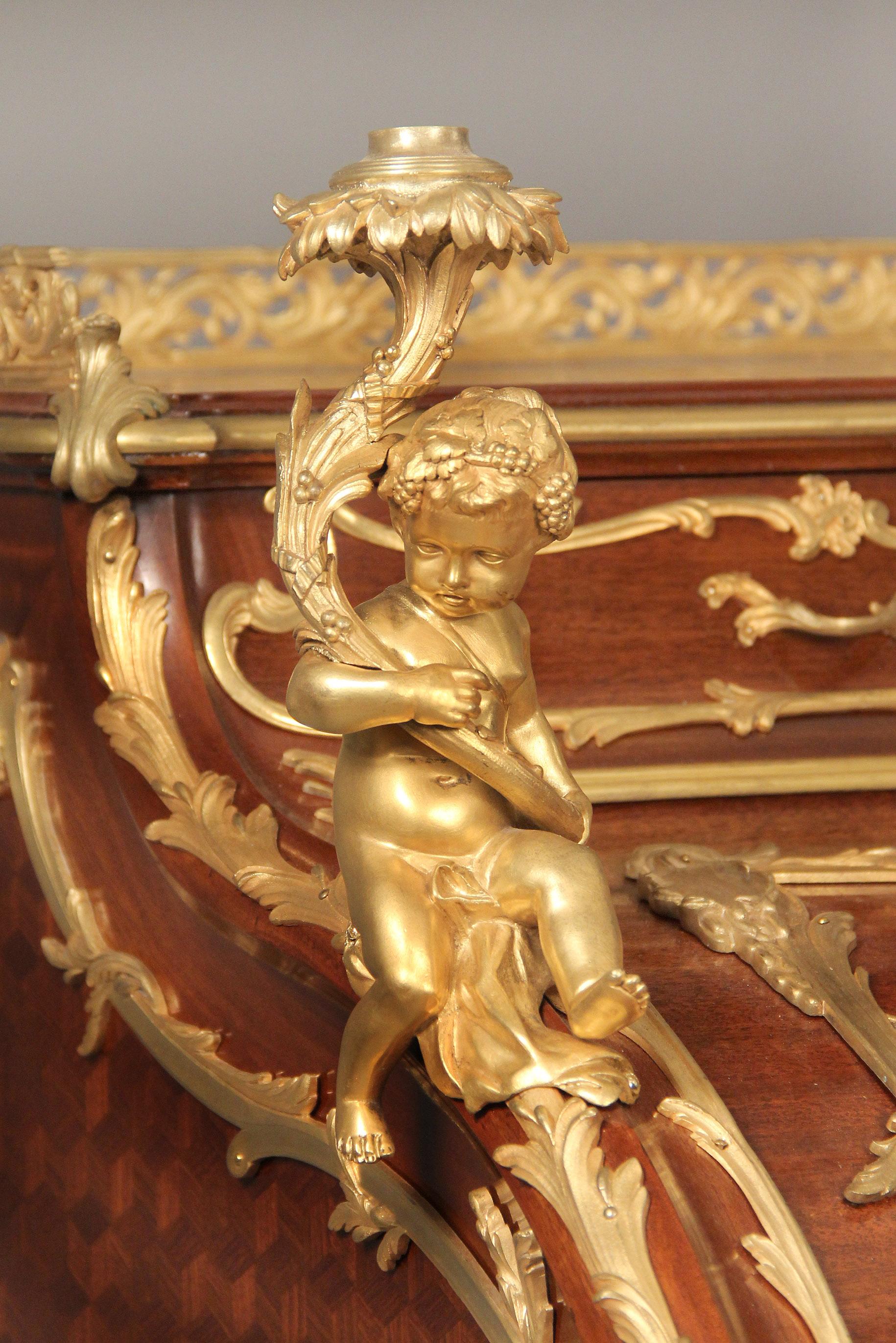 Palastartiges Bureau aus vergoldeter Bronze des frühen 20. Jahrhunderts mit Intarsienarbeiten - François Linke (Vergoldet) im Angebot