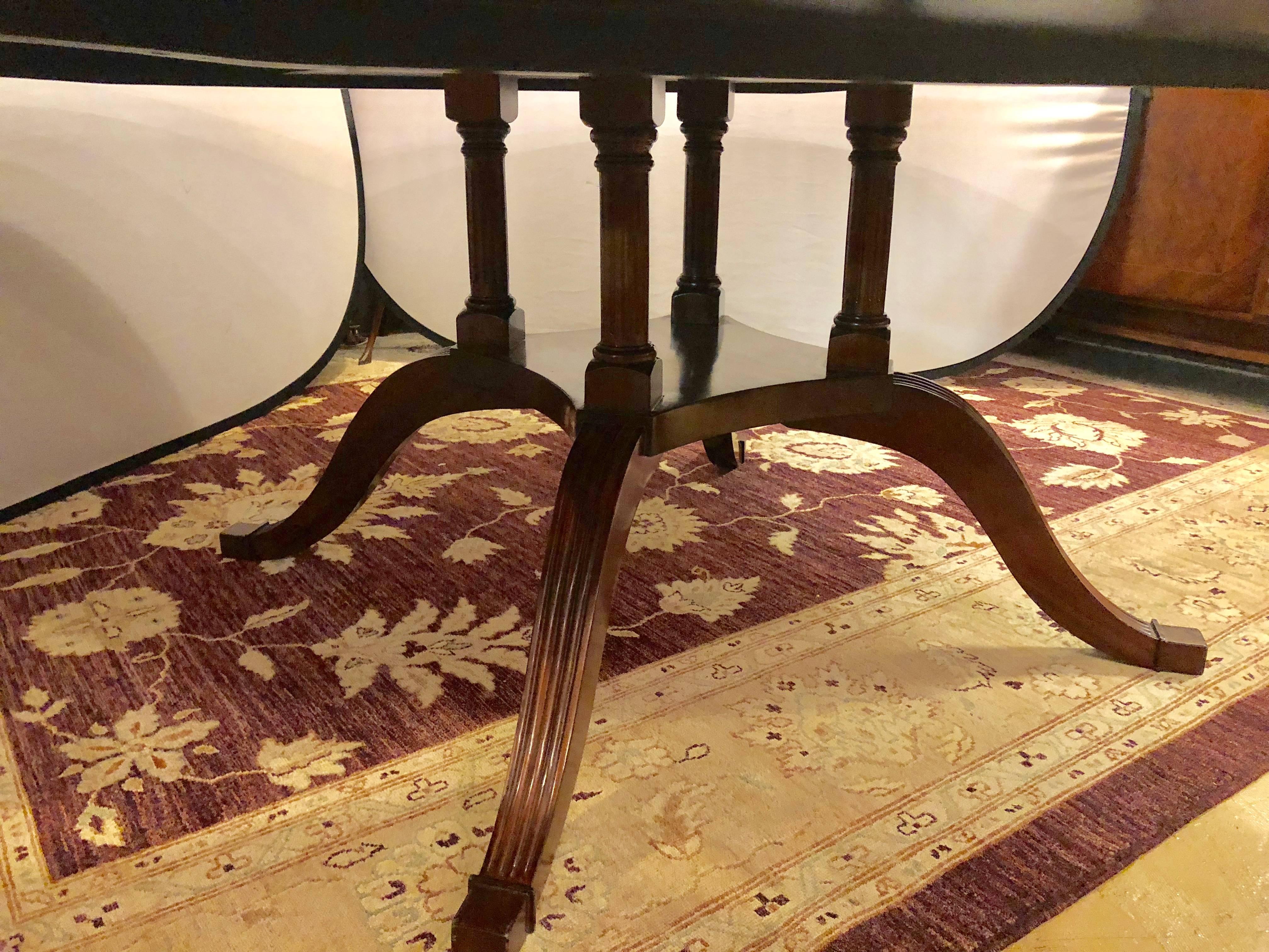 Palatial Georgian Style Banded Flame Mahogany Circular Dining Table In Good Condition In Stamford, CT