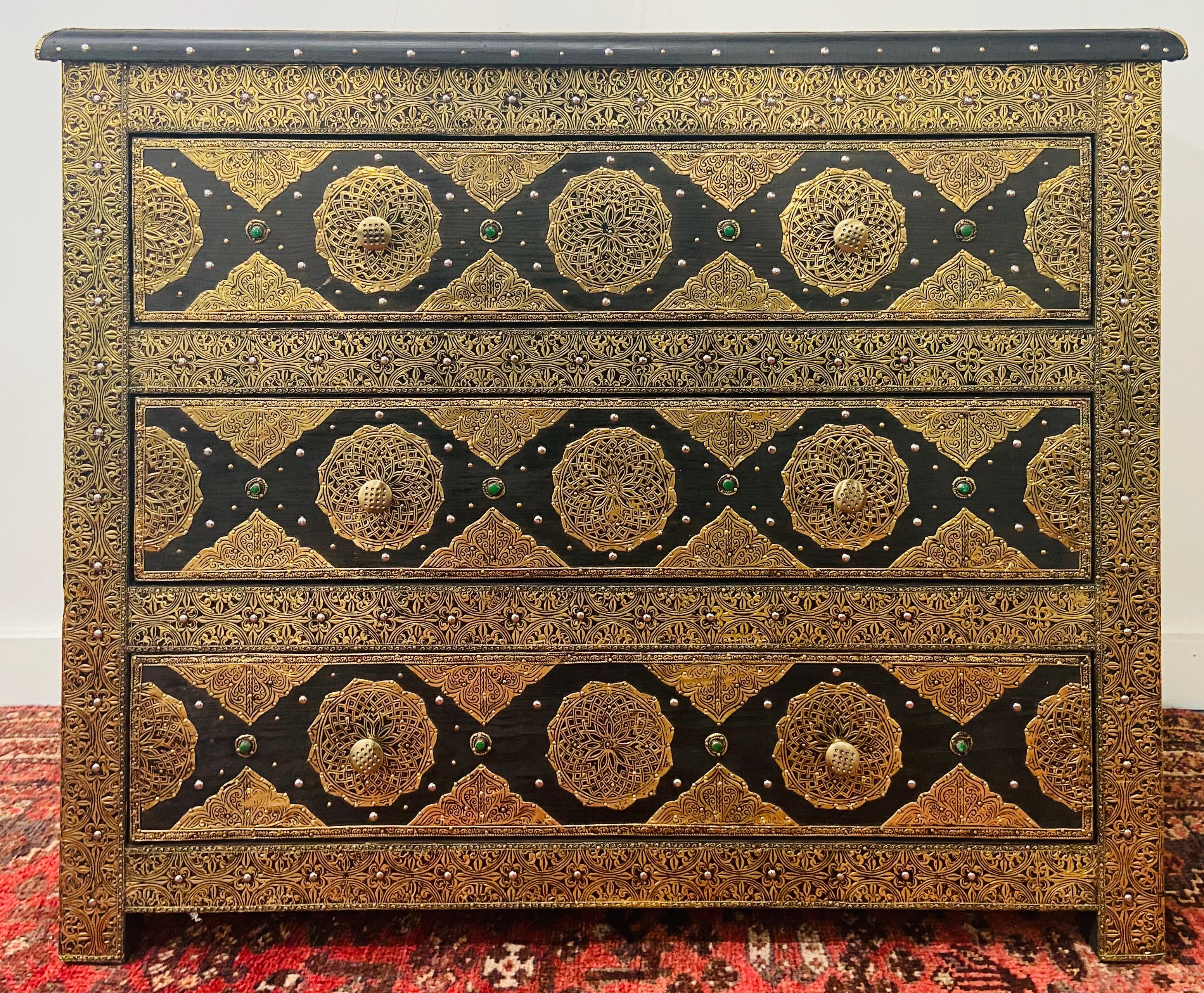Palatial Hollywood Regency Moroccan commode, chest, nightstand in brass and ebony, a pair

A pair of brass and ebony, natural stone and leather inlaid Hollywood Regency Moroccan commodes, chests or nightstands. These exceptional chests depict and