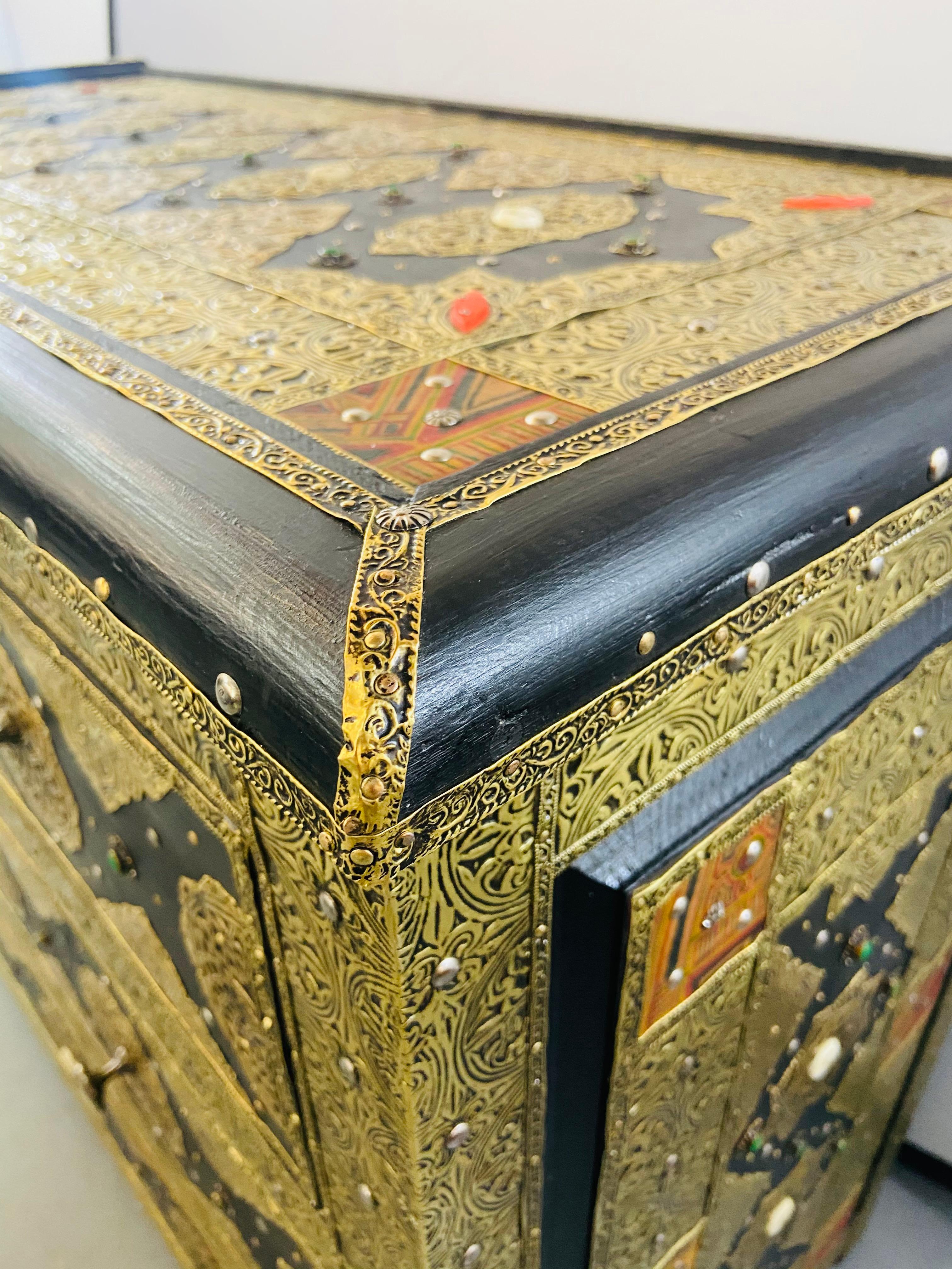 Commode, cassapanca e comodino in ottone ed ebano di Hollywood Regency, una coppia in vendita 1