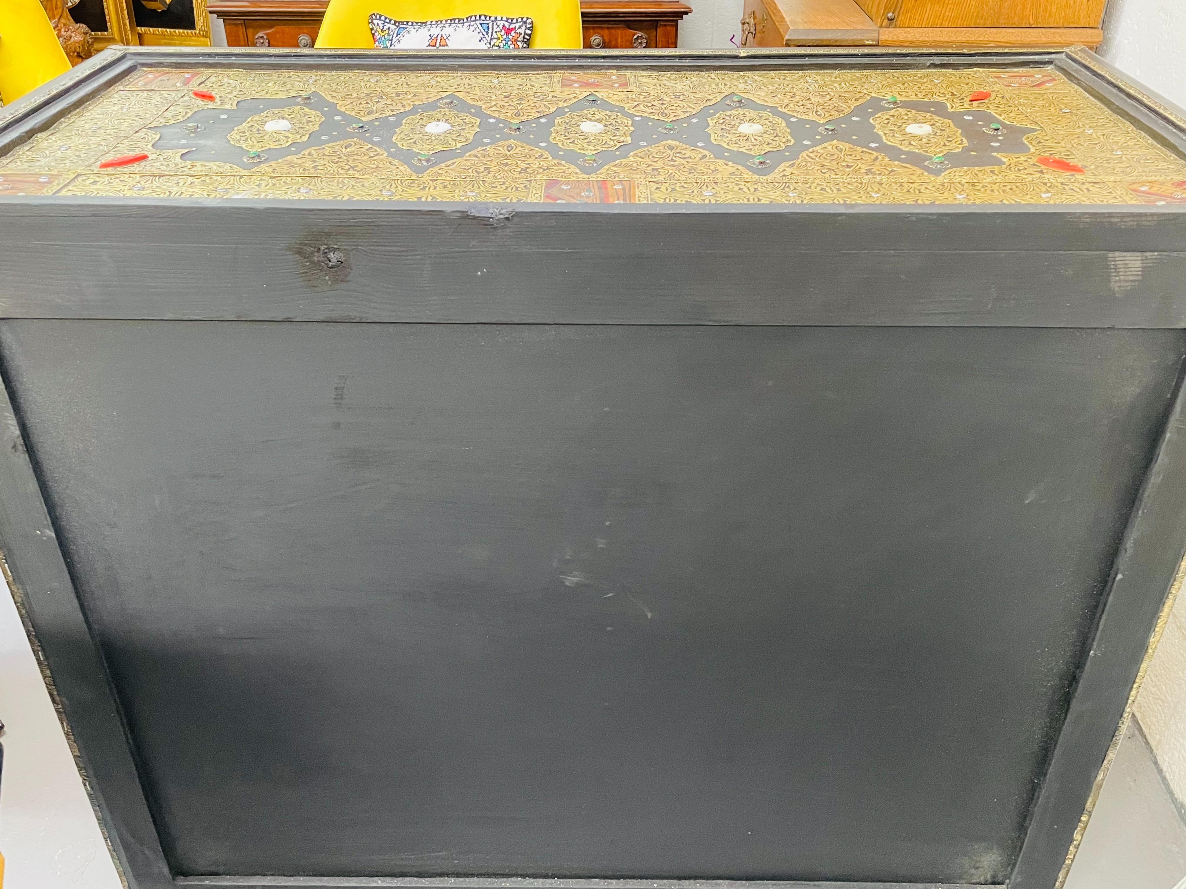 Commode, cassapanca e comodino Palatial Hollywood Regency in ottone ed ebano in vendita 5