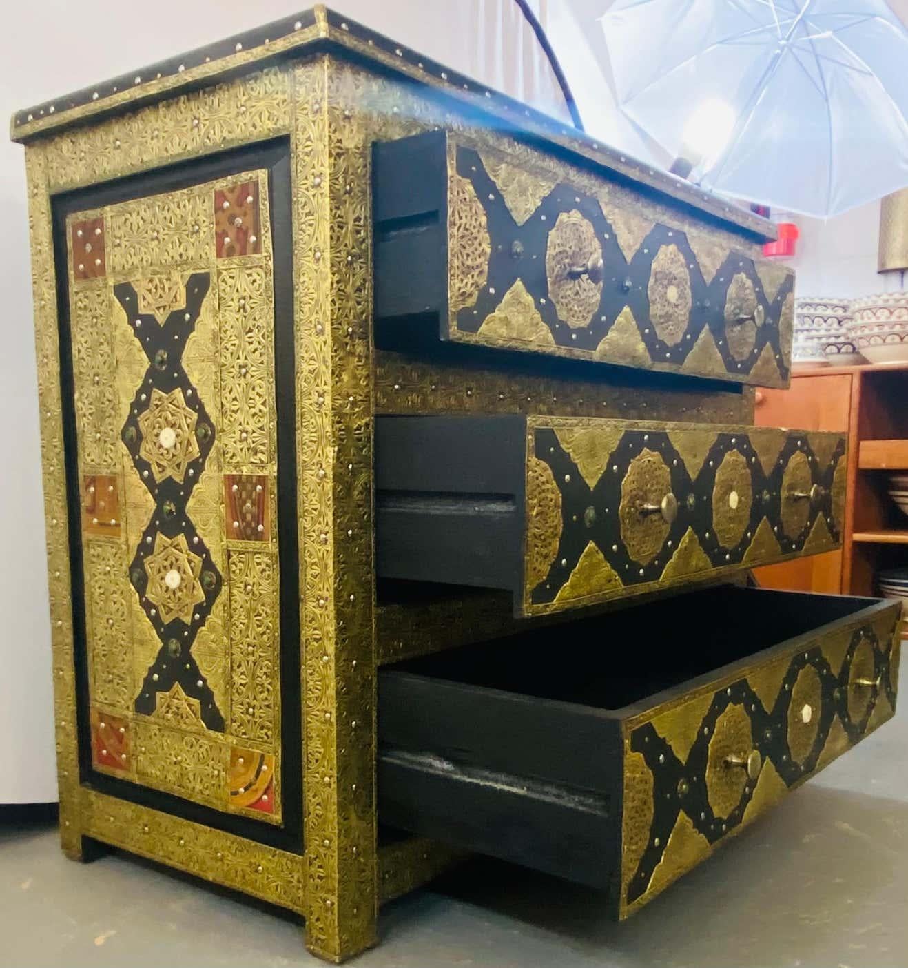 Commode, cassapanca e comodino Palatial Hollywood Regency in ottone ed ebano in vendita 3