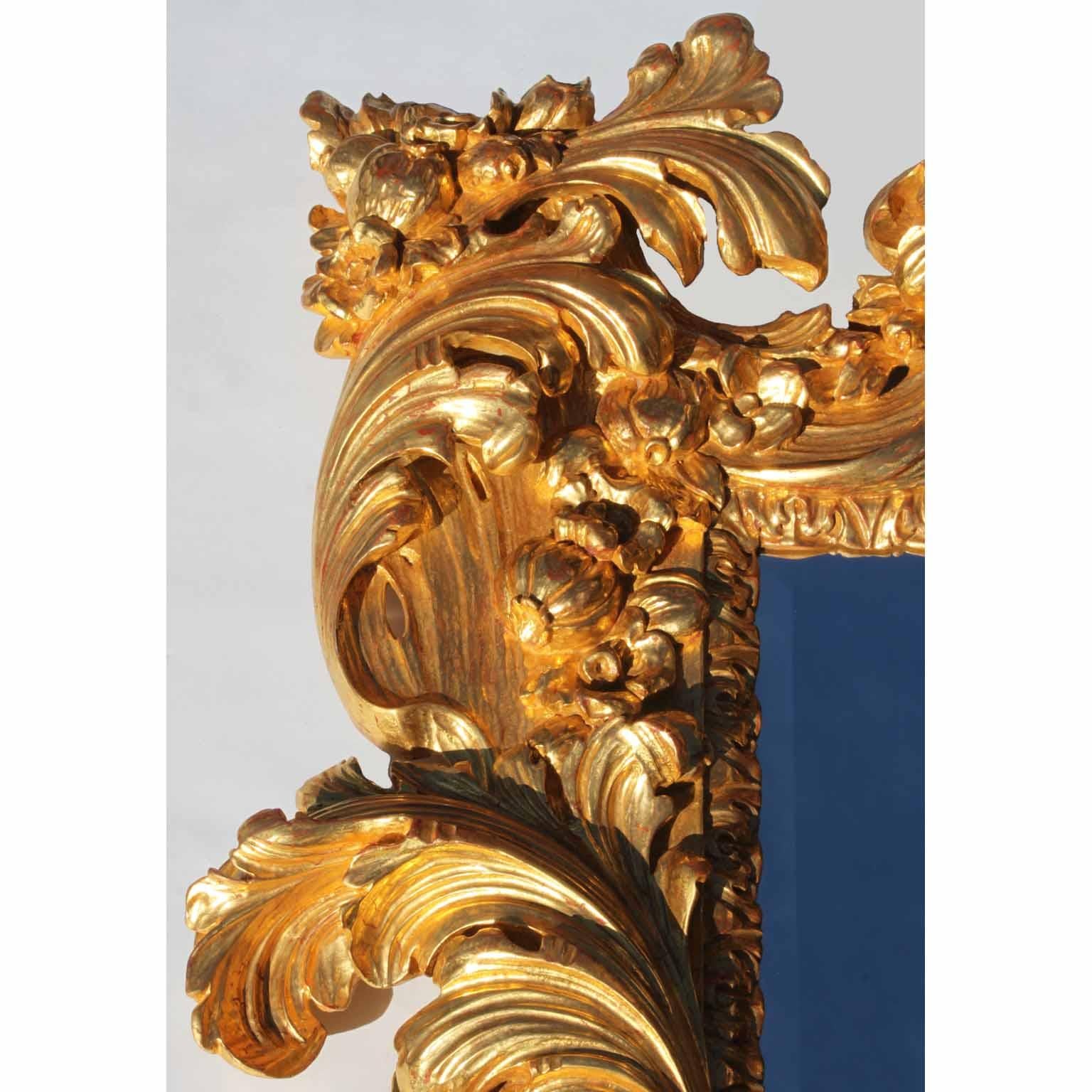 Sculpté à la main Miroir florentin palatial en bois doré sculpté de style baroque italien du 19ème siècle en vente