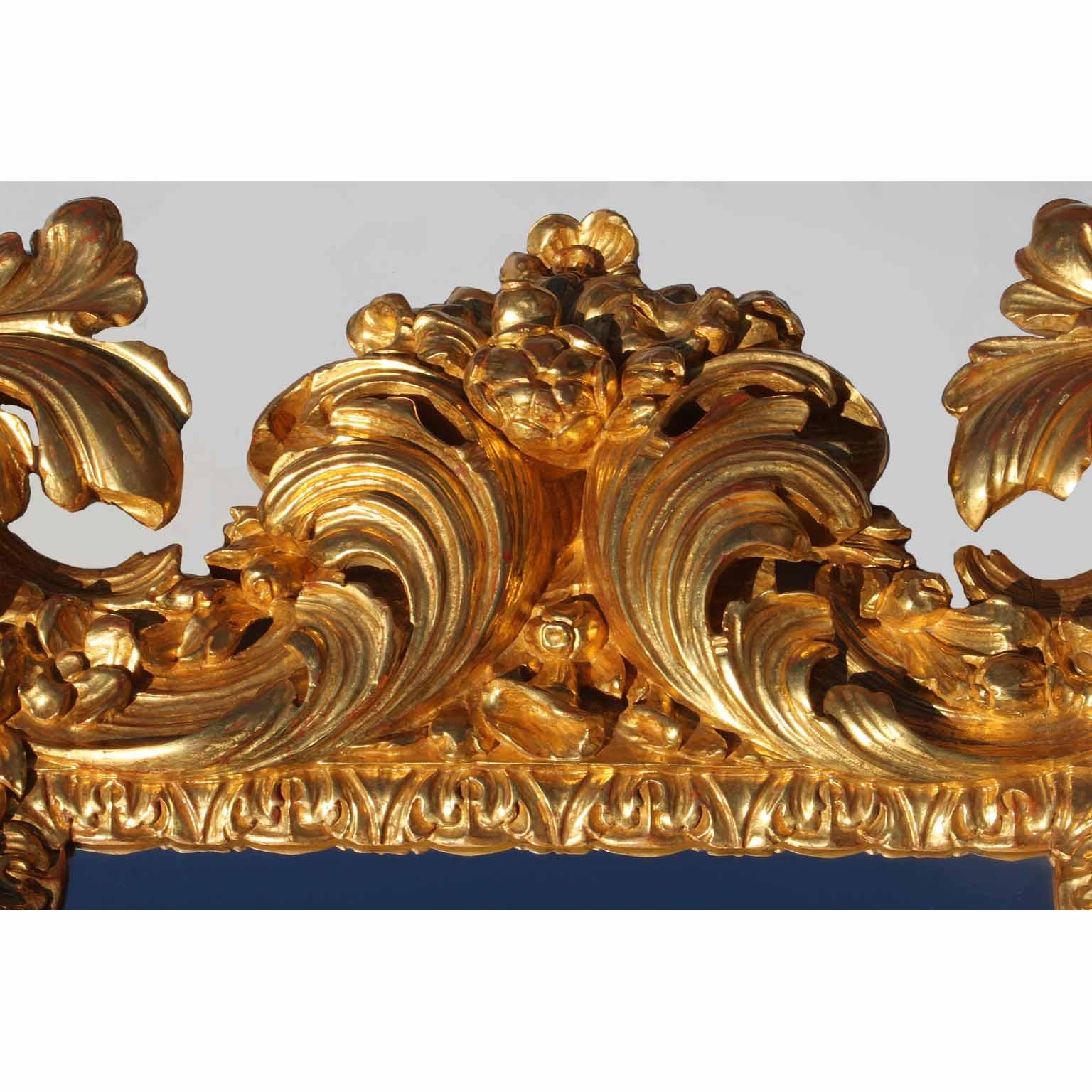 Palastischer italienischer geschnitzter Florentiner Spiegel im Barockstil des 19. Jahrhunderts aus vergoldetem Holz (Handgeschnitzt) im Angebot