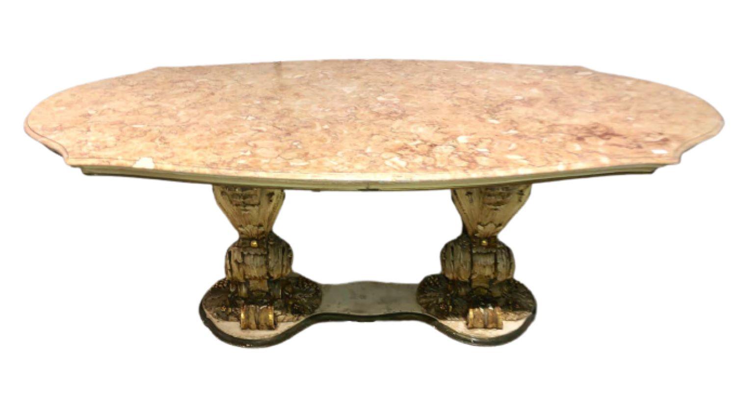 Table de salle à manger ou de centre, unique en son genre, de style baroque palatial italien, sculptée et peinte sur une base en marbre. Elle fait partie de notre vaste collection de plus de quarante tables à manger et ensembles de chaises, comme on