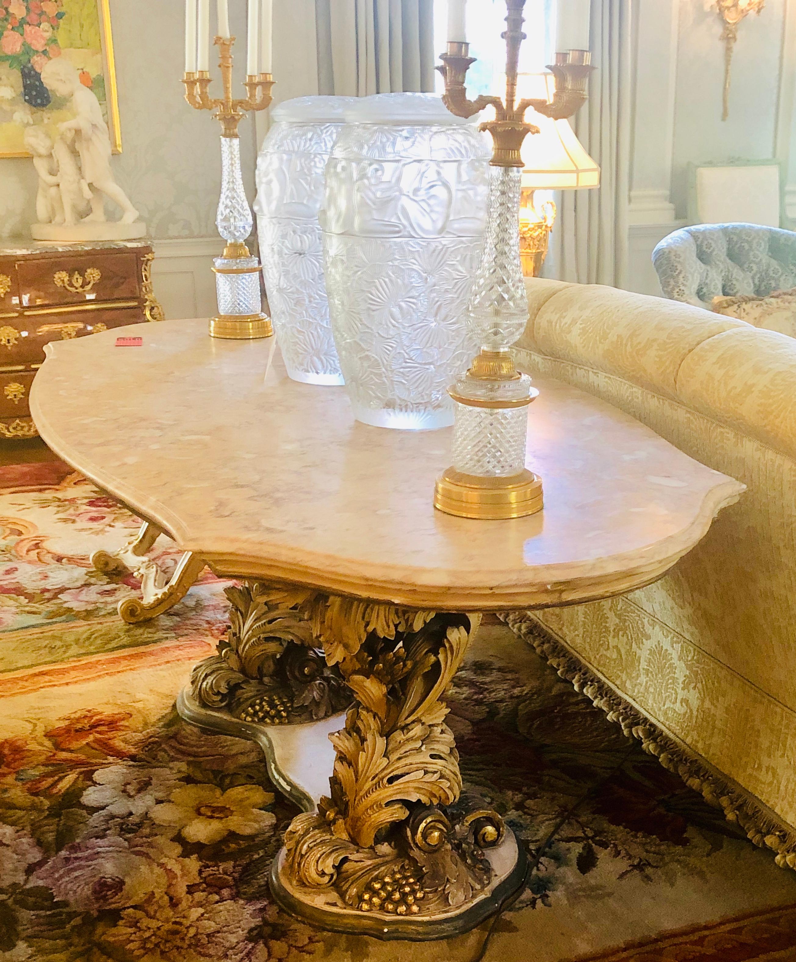 Table de salle à manger ou de style palace italien à base sculptée et peinte en marbre, avec plateau en marbre en vente 13