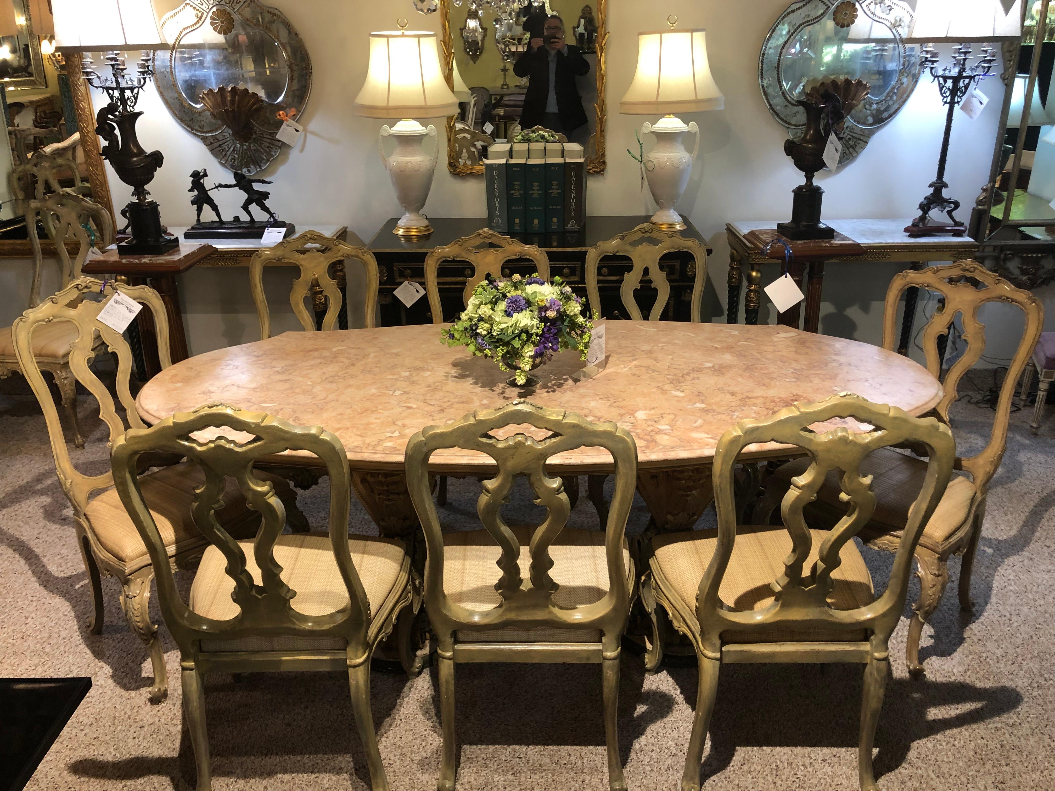 XIXe siècle Table de salle à manger ou de style palace italien à base sculptée et peinte en marbre, avec plateau en marbre en vente