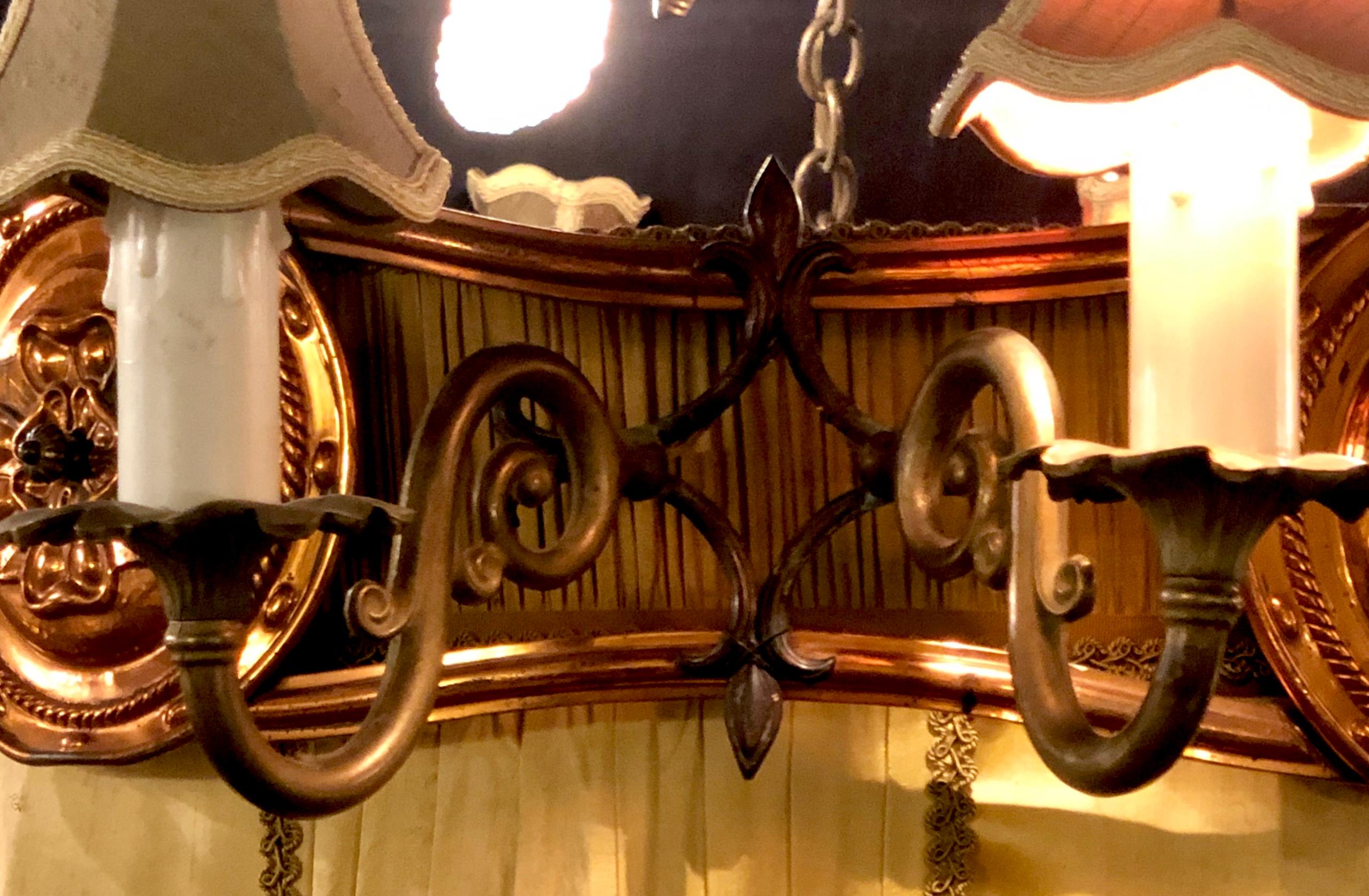 Baroque Luminaire Palatial en cuivre, laiton et fer avec abat-jour en forme de dôme en soie en vente