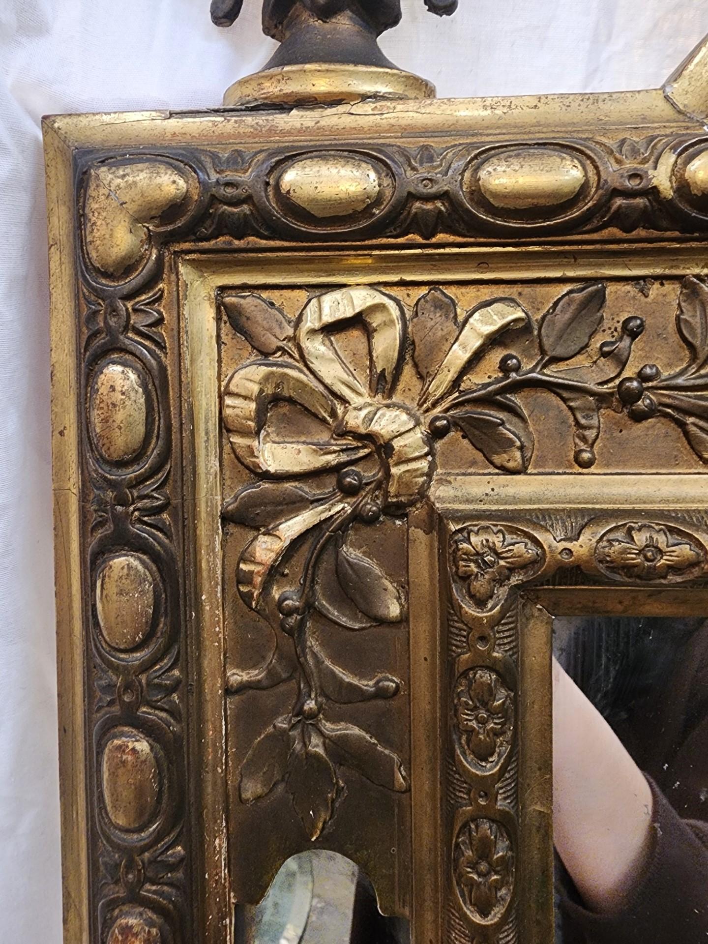 Magnifique miroir palatial français de style Louis XV peint en or et doré, avec de belles œuvres d'art le long du cadre. 