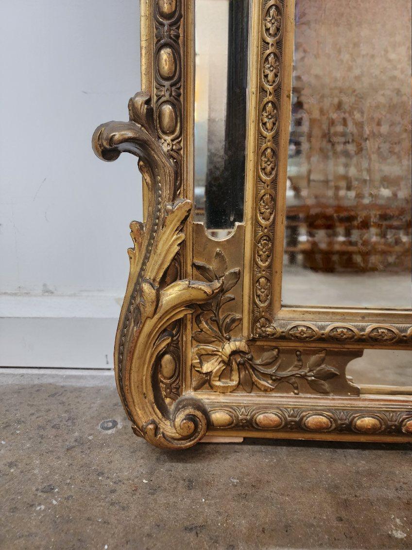 Ce superbe miroir doré de style Louis XV est orné de détails complexes et d'une finition dorée étincelante.  