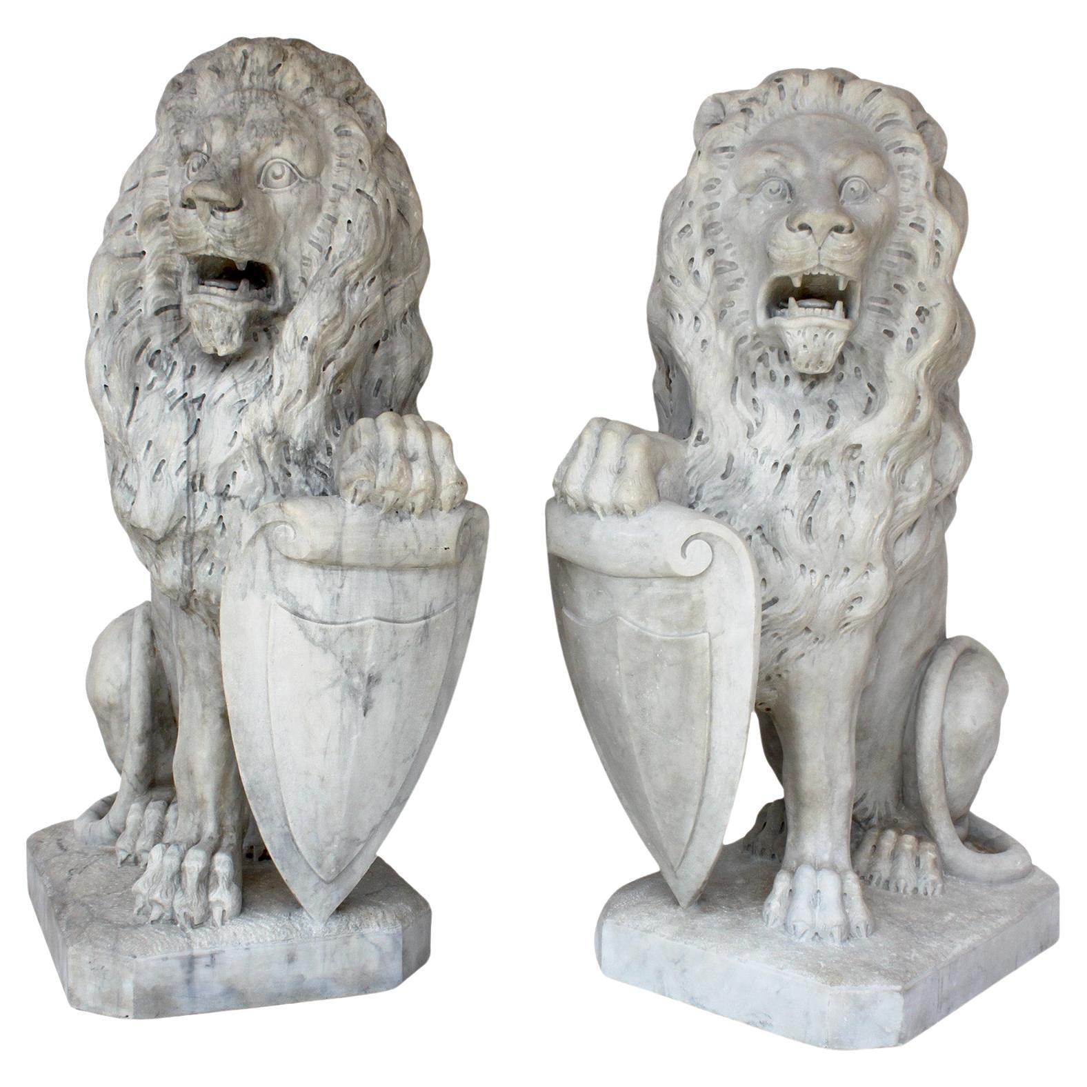  Paar palastartige Löwen aus geschnitztem Marmor im französischen Barockstil des 19. Jahrhunderts